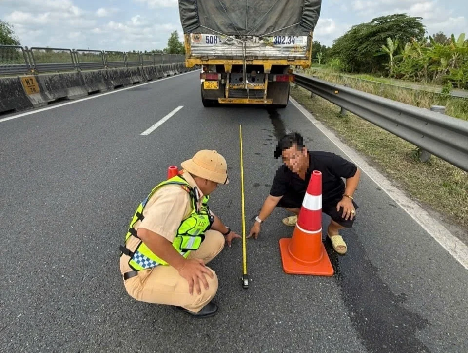 highway emergency stop, warning triangle placement, traffic safety fines, road hazard warning, vehicle breakdown safety, traffic police regulations 2