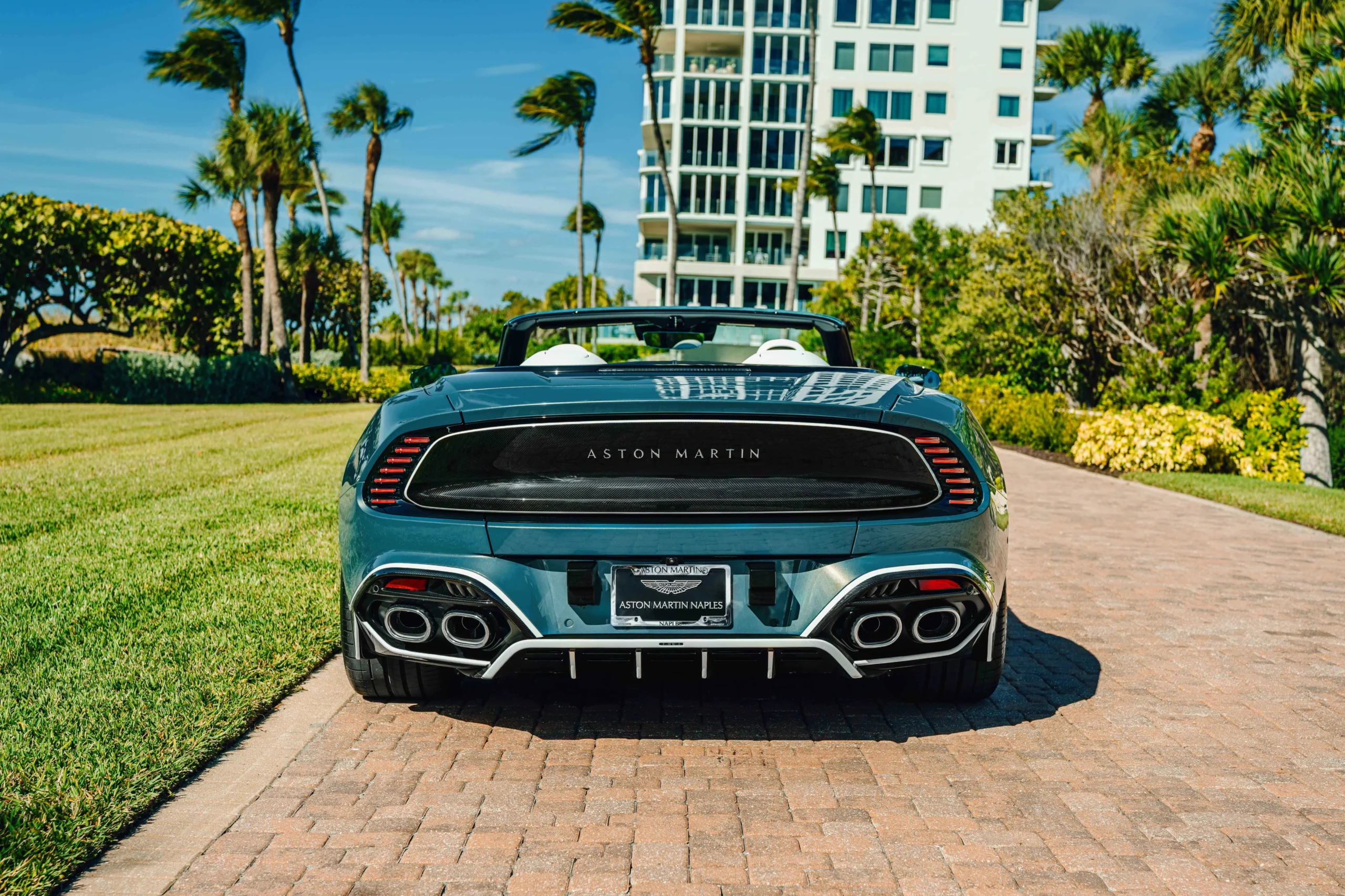 Aston Martin Vanquish Volante, Wave Edition, luxury supercar, Naples Winter Wine Festival, V12 twin‑turbo, limited edition car, high‑price auction 10