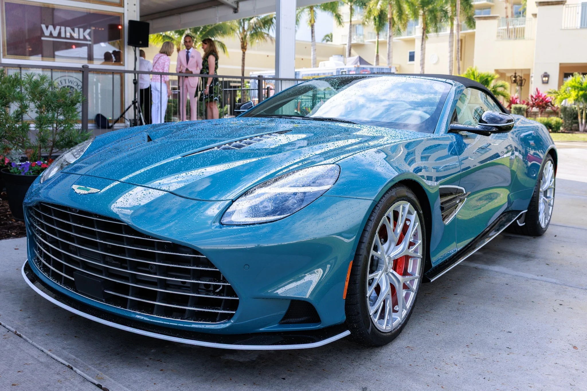 Aston Martin Vanquish Volante, Wave Edition, luxury supercar, Naples Winter Wine Festival, V12 twin‑turbo, limited edition car, high‑price auction 11