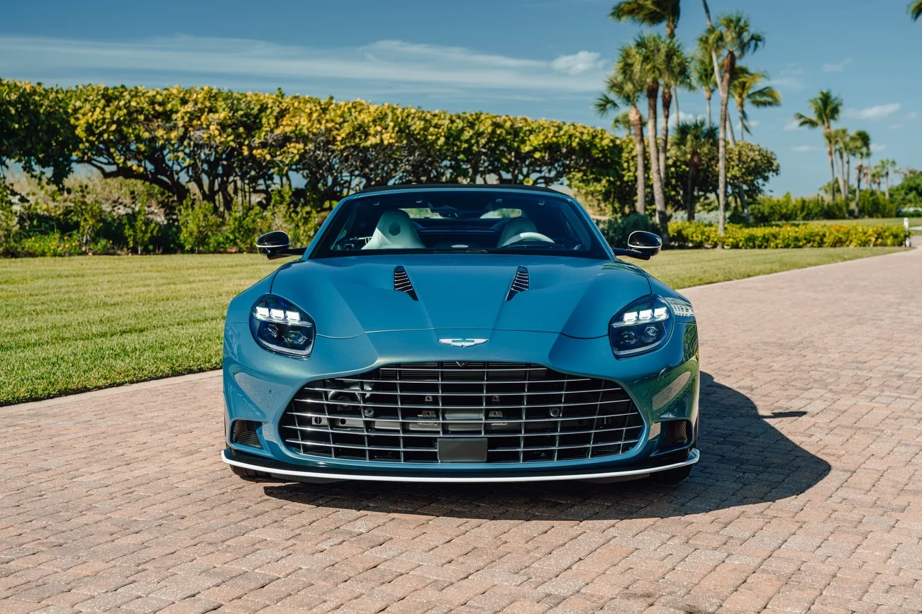Aston Martin Vanquish Volante, Wave Edition, luxury supercar, Naples Winter Wine Festival, V12 twin‑turbo, limited edition car, high‑price auction 9