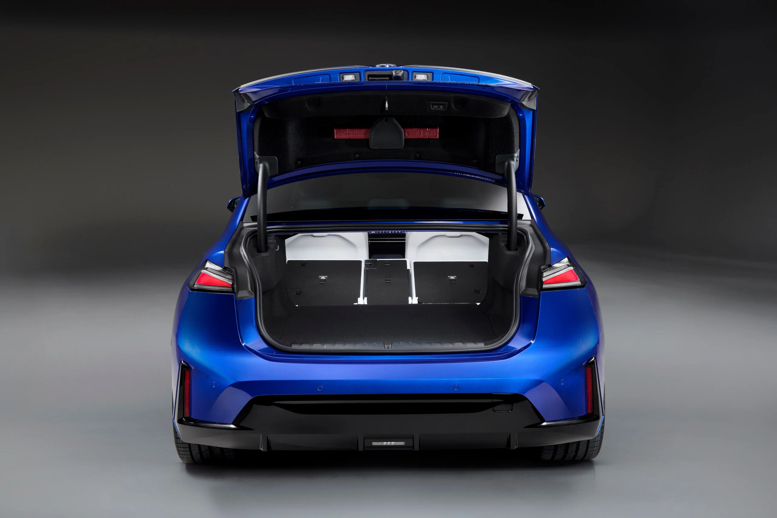 BMW i3 50 xDrive, electric sedan, Neue Klasse, BMW eDrive, 2026 BMW electric car, electric vehicle charging, BMW luxury EV 13