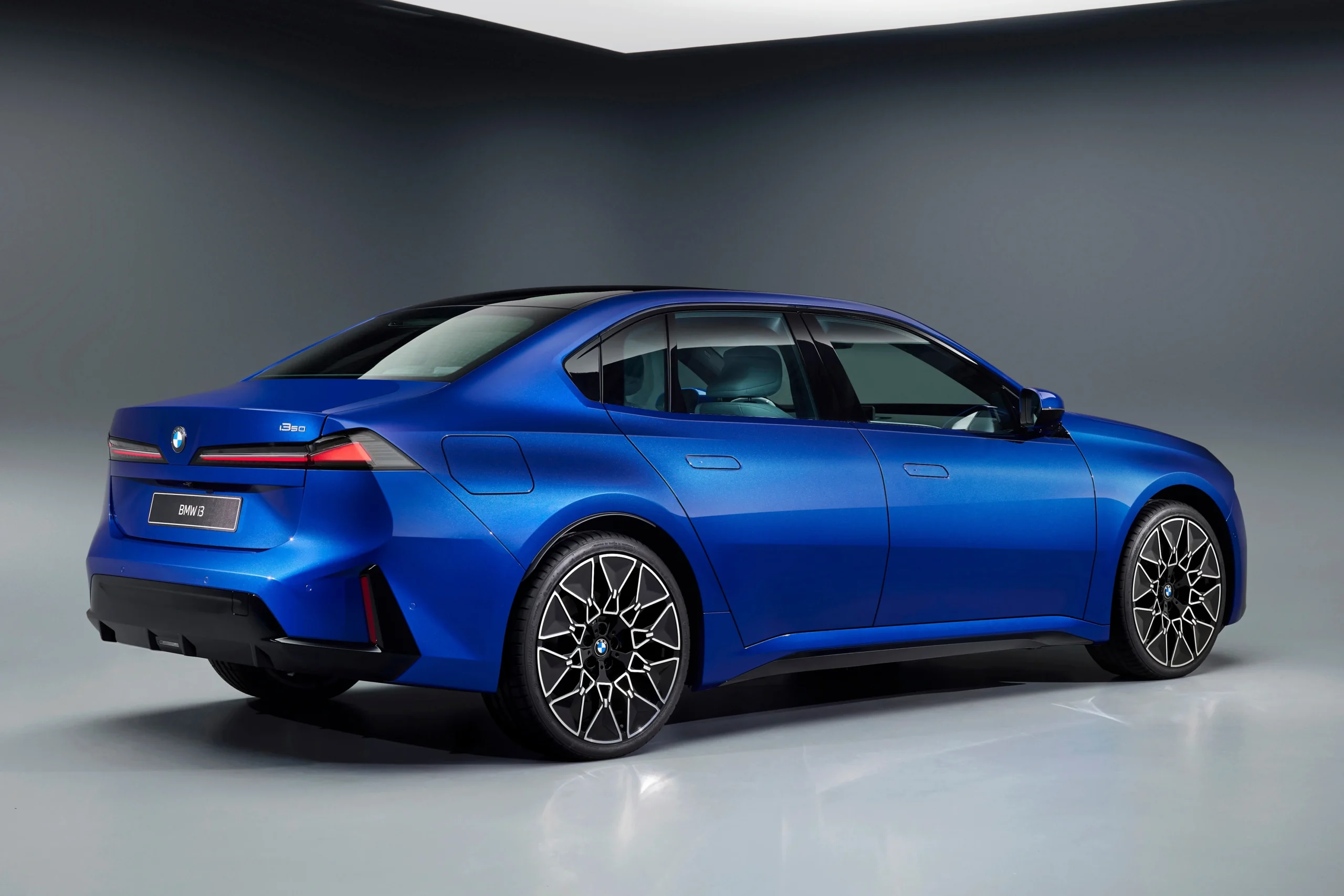 BMW i3 50 xDrive, electric sedan, Neue Klasse, BMW eDrive, 469 horsepower, fast charging, 900 km range 4