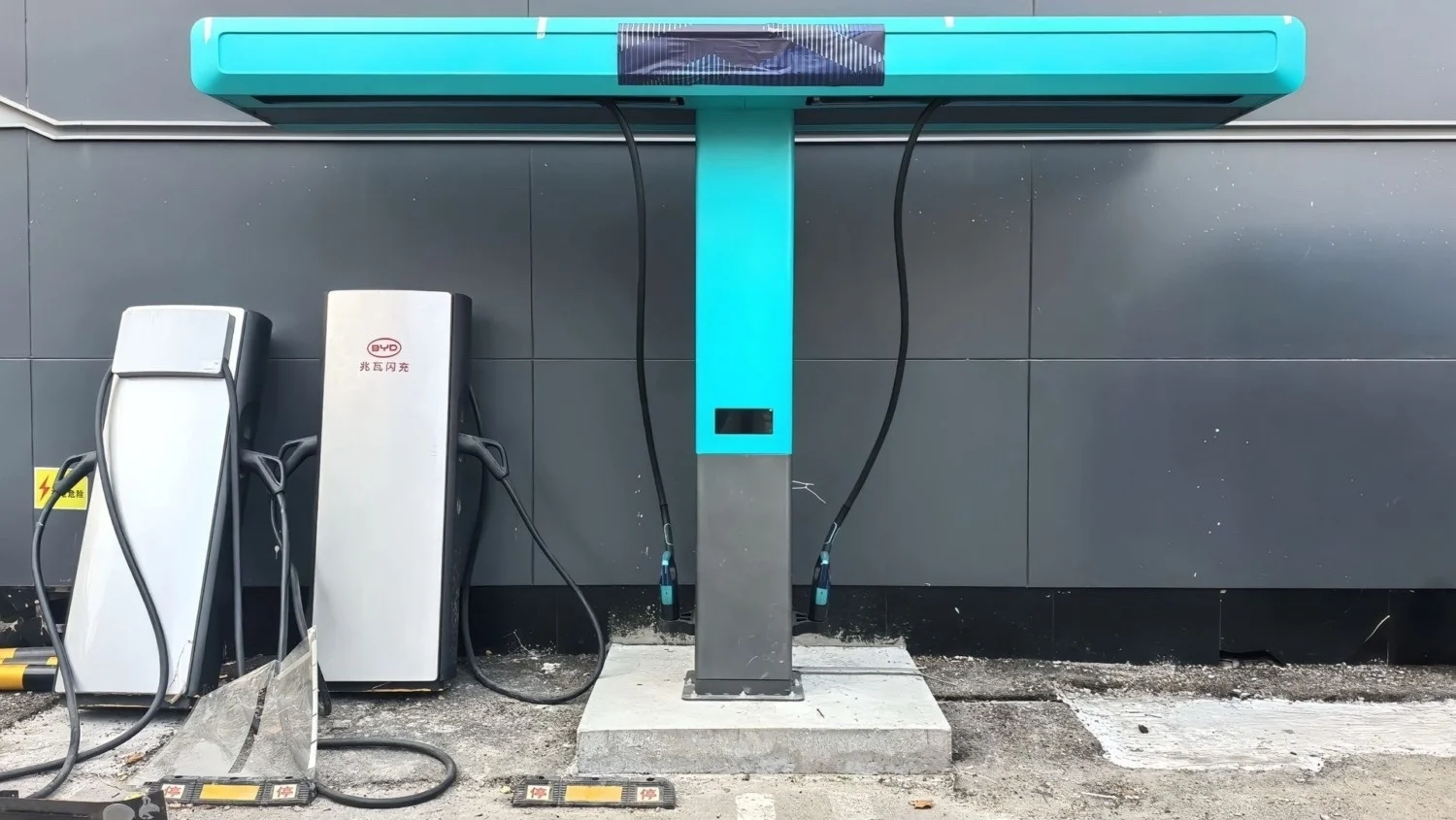 VinFast supercharging, electric vehicle fast charging, EV charging stations, V‑Green superchargers, Tesla Supercharger, BYD Flash Charging, NIO Power Charger, electric vehicle infrastructure 4