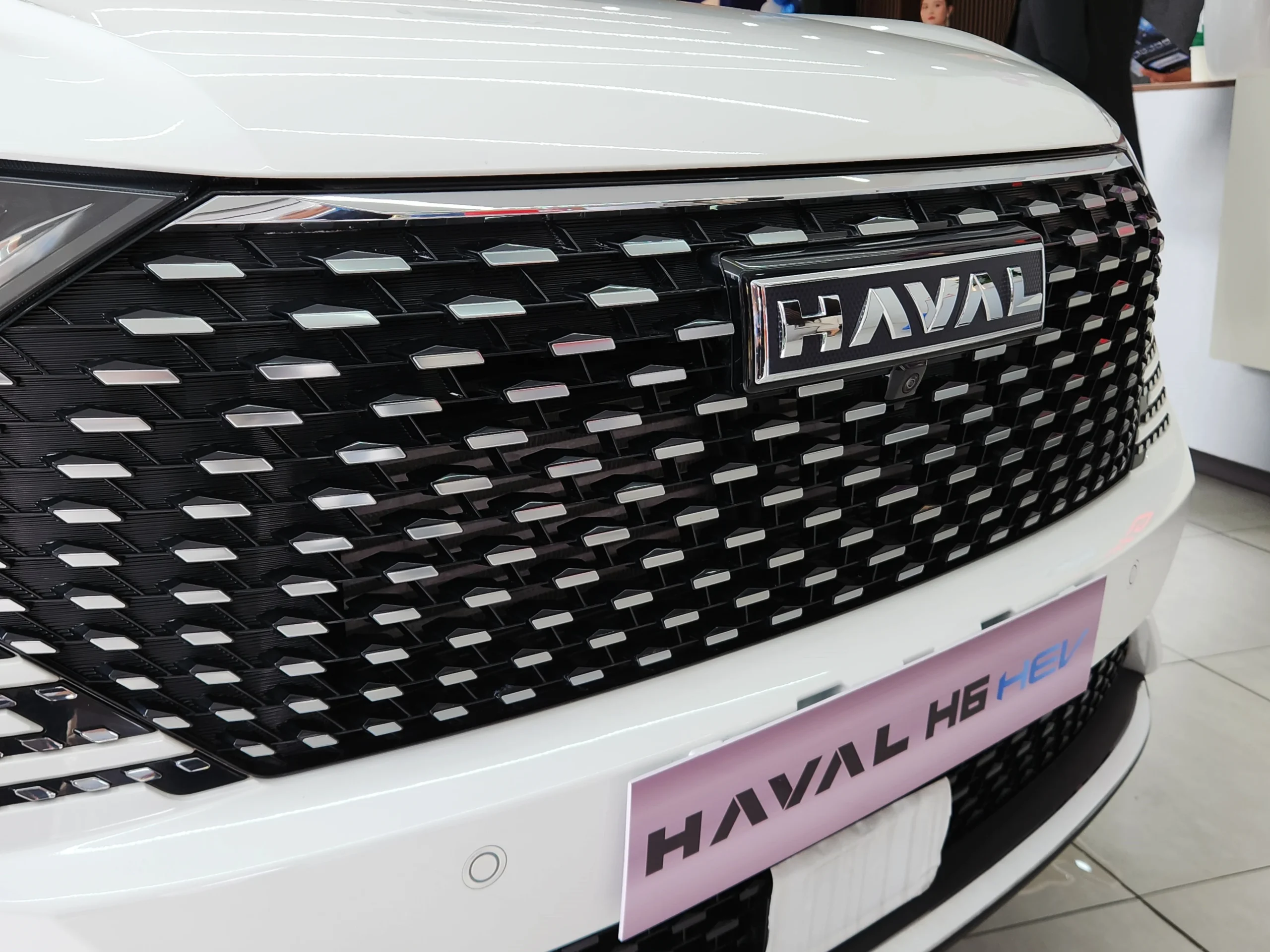 Haval H6, hybrid SUV, price drop, Vietnam car market, GWM dealership, 700 million VND, Chinese SUVs, automotive pricing 2