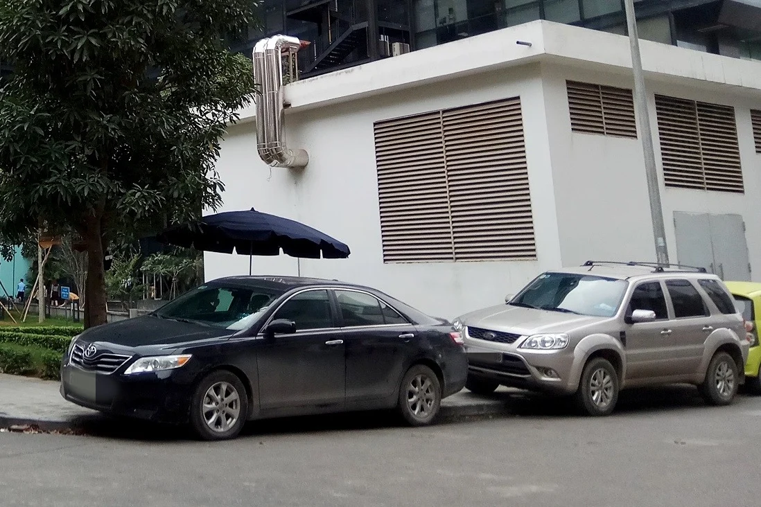 sidewalk parking, road shoulder parking, 2024 traffic law, legal parking distance, parking sign 408a, vehicle suspension damage, urban parking rules 5