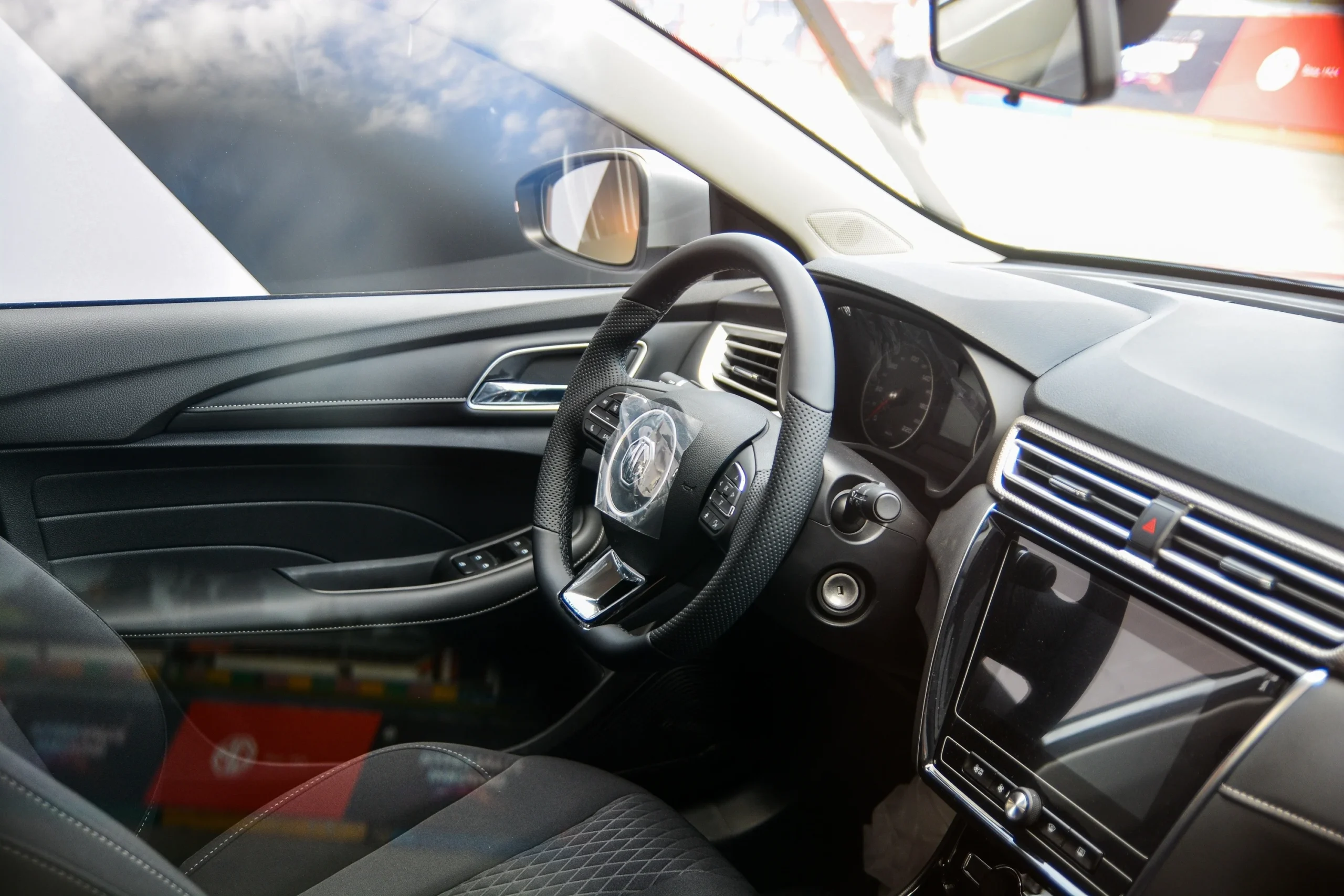 manual transmission cars, Vietnam taxi market, cheap sedan, ride-hailing vehicles, manual gearbox, affordable MPV, low-cost car fleet 8