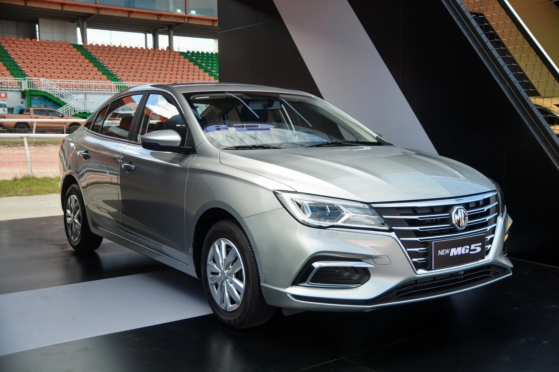 manual transmission cars, Vietnam taxi market, cheap sedan, ride-hailing vehicles, manual gearbox, affordable MPV, low-cost car fleet 7