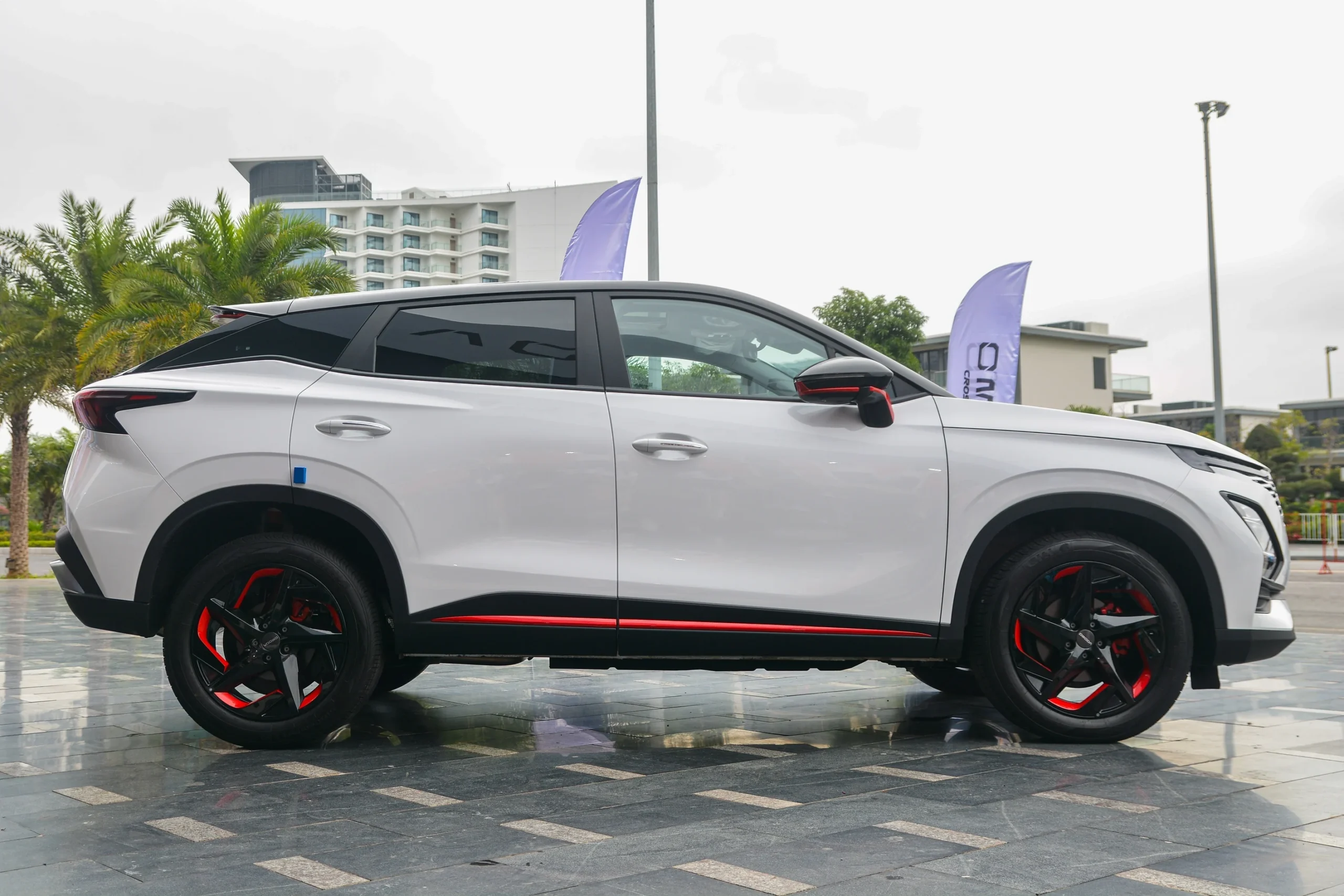 Chinese car discounts, March 2024 auto deals, BYD price cut, Geely promotions, MG cash rebate, Omoda Jaecoo offers, Vietnamese car market, electric vehicle incentives 2