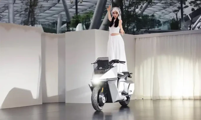self-balancing electric scooter, Omo X, Omoway, CMG gyro, smart electric motorcycle, urban mobility, electric two-wheeler, autonomous scooter 2