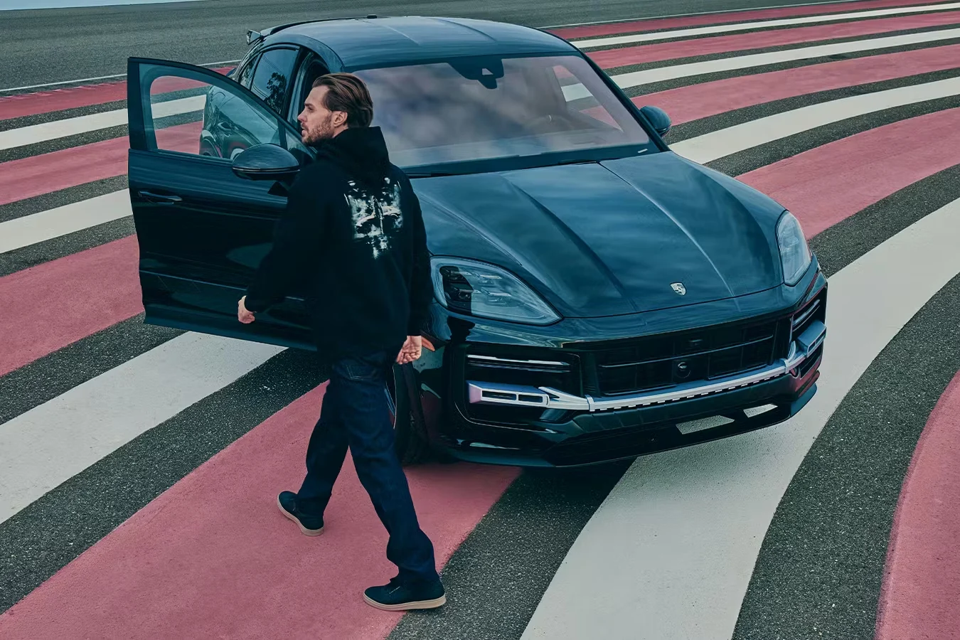 Porsche Cayenne Turbo GT, Leon Scott Kennedy, Resident Evil Requiem, Capcom gaming SUV, Porsche partnership, gaming Easter egg, high-performance SUV 9