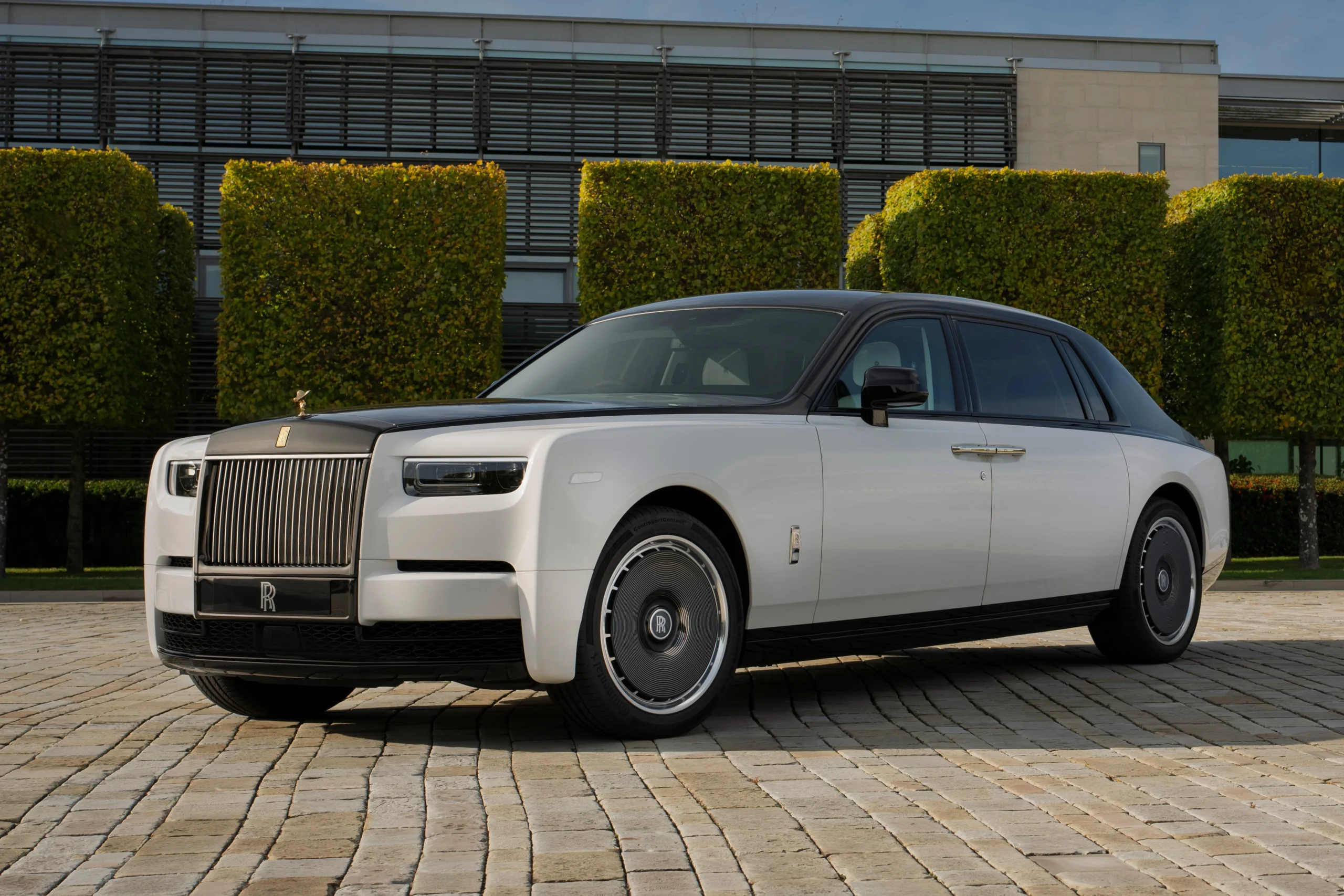 Rolls-Royce electric vehicles, Rolls-Royce V12 engine, luxury car EV strategy, high-end automotive trends, ultra-wealthy car buyers, electric luxury coupe, automotive market shift 3