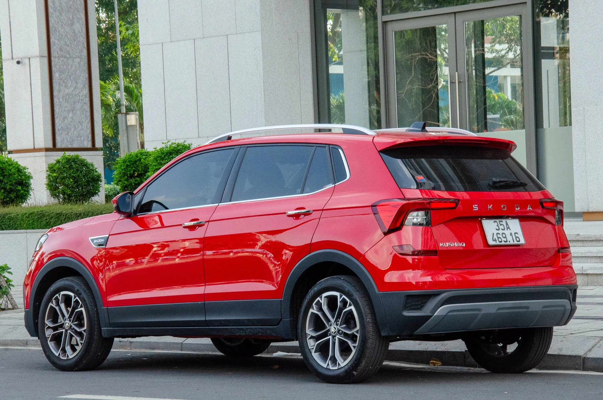 Vietnam parking law, 2024 traffic regulations, curb parking distance, road marking parking Vietnam, traffic safety Vietnam, parking fines Vietnam, roadside parking rules 4