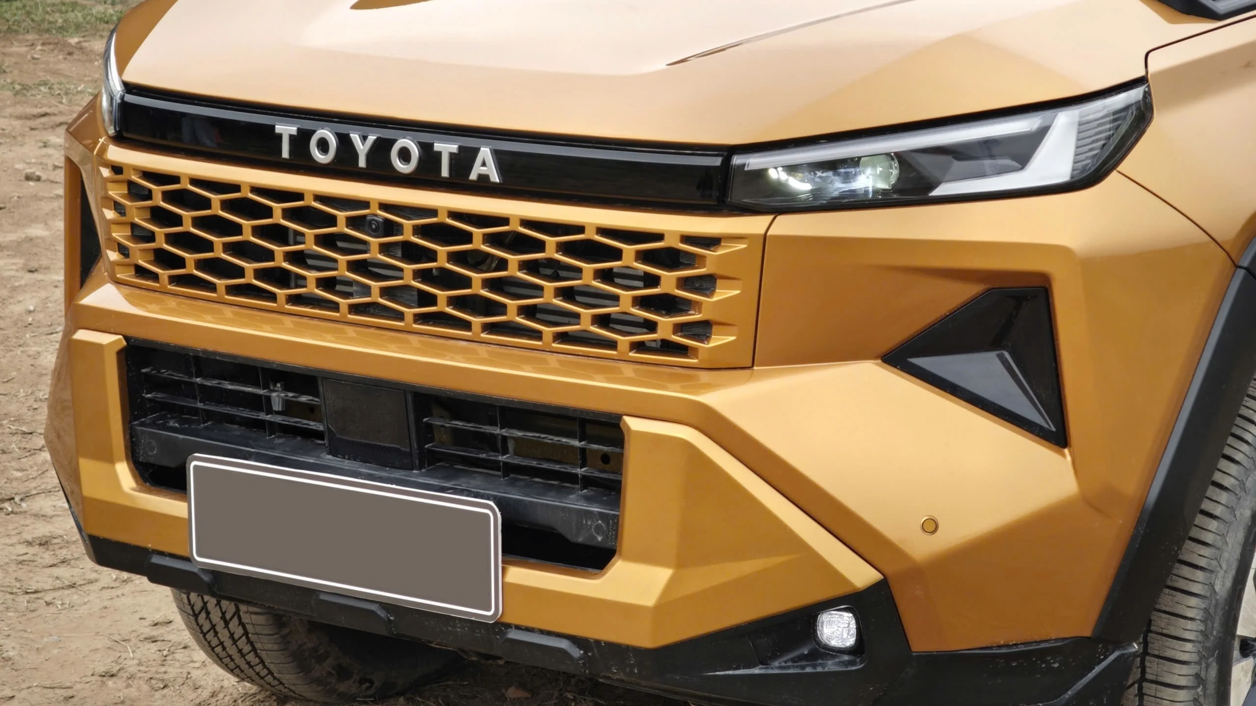 Toyota Fortuner 2026, new Toyota SUV, Toyota Hilux design, off-road SUV, cyber sumo design, Toyota interior technology, 2.8L turbo engine 8