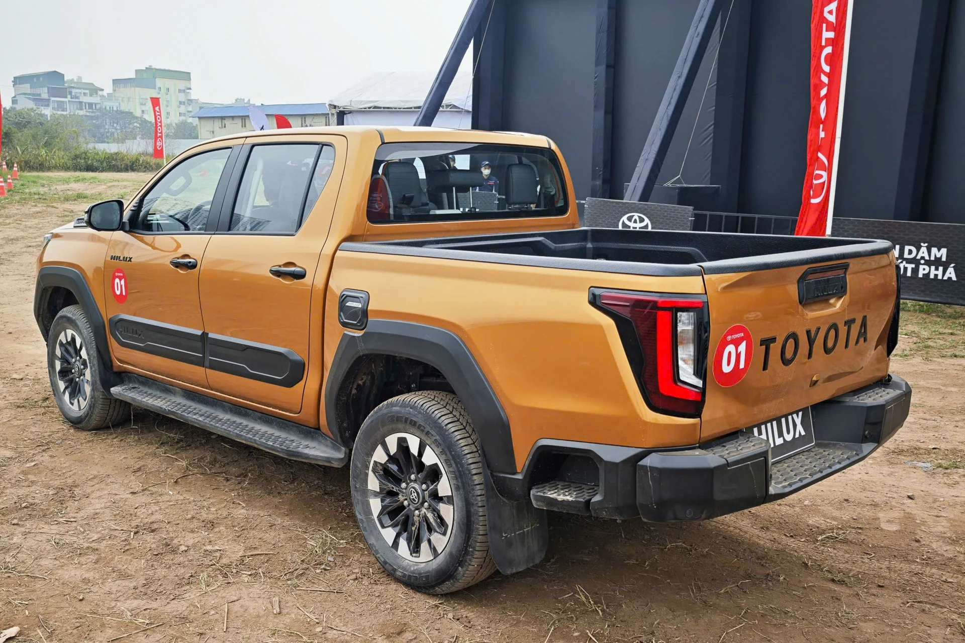 Toyota Hilux 2026, Ford Ranger Vietnam, pickup truck sales Vietnam, Toyota Hilux specifications, Vietnam automotive market, pickup truck comparison, Toyota Hilux new model 3