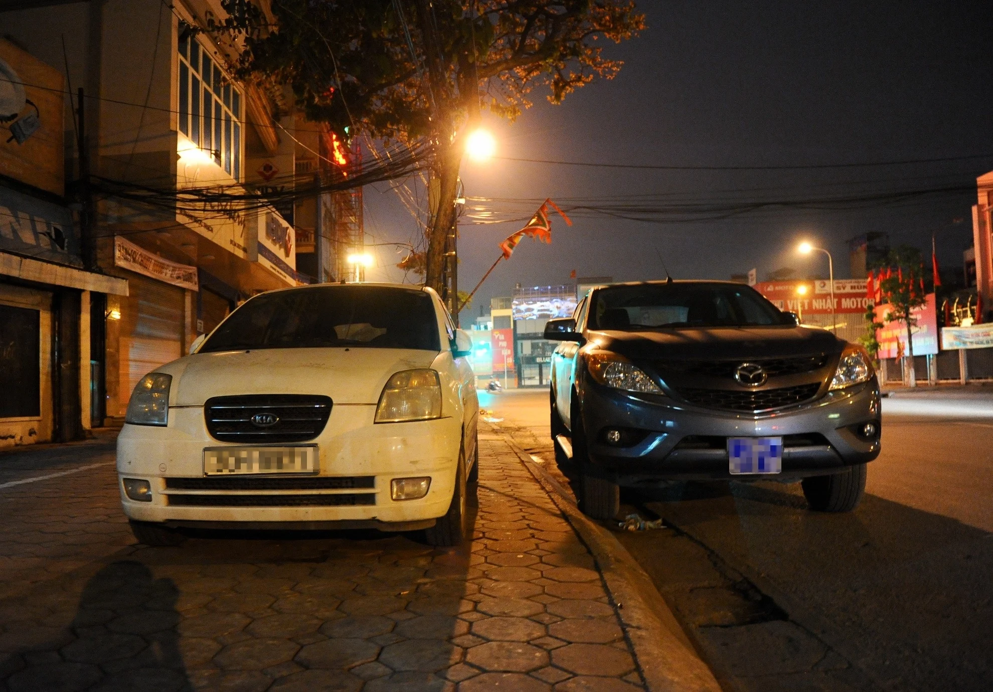 sidewalk parking, road shoulder parking, 2024 traffic law, legal parking distance, parking sign 408a, vehicle suspension damage, urban parking rules 2