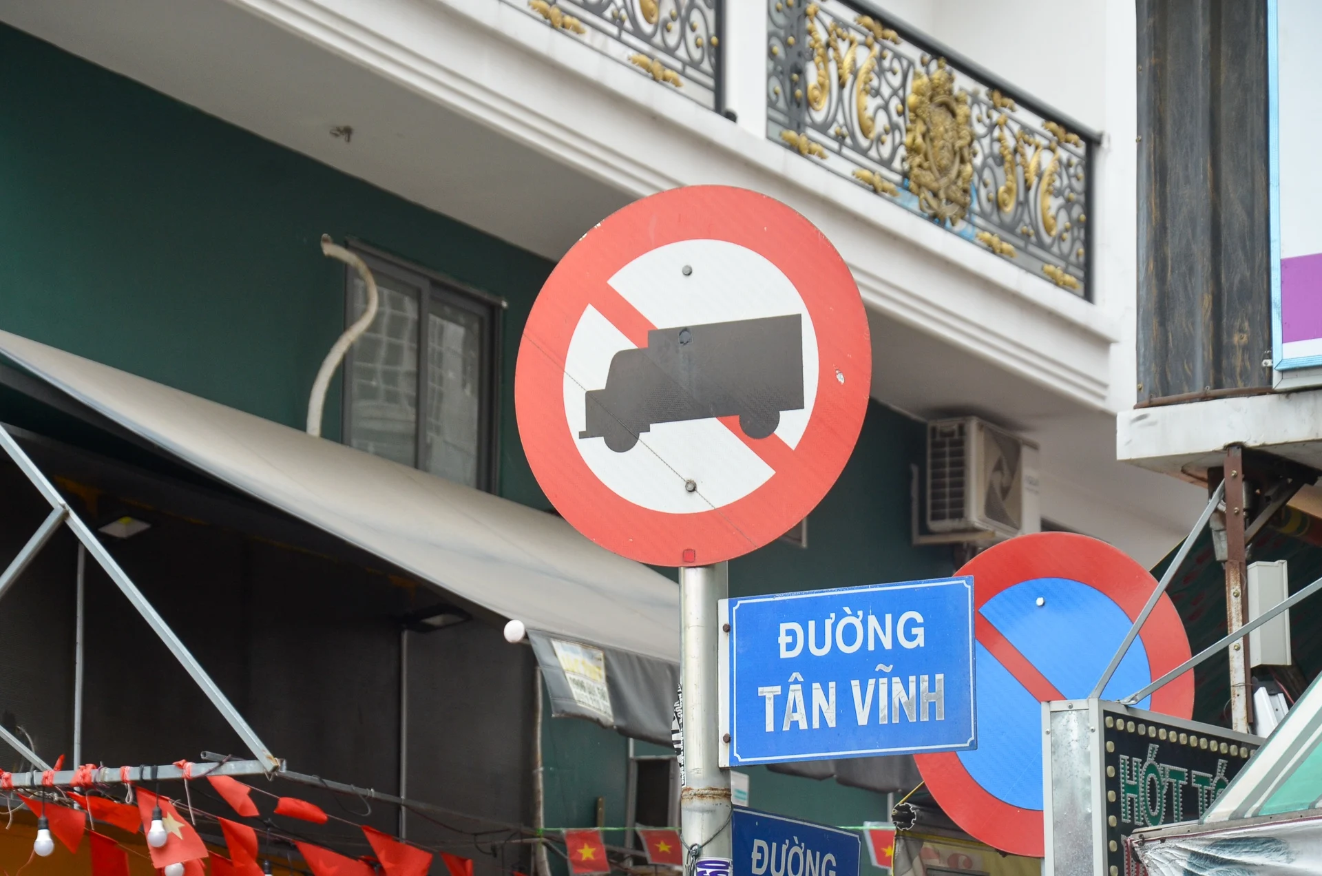 pickup truck regulations, Ho Chi Minh City traffic, light truck rules Vietnam, pickup lane restrictions, traffic fines Vietnam, vehicle classification Vietnam, road signs P.106a 2