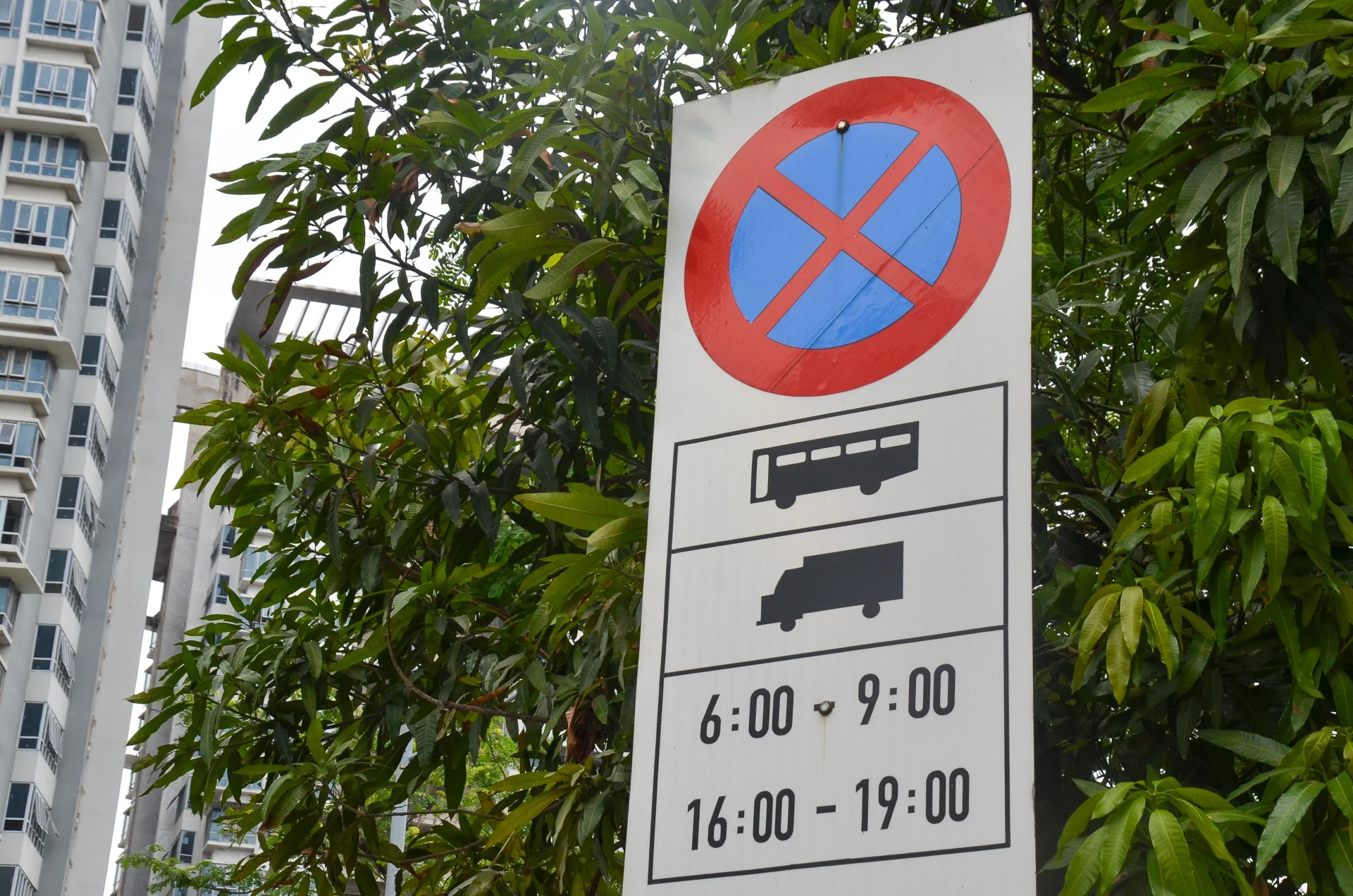 pickup truck regulations, Ho Chi Minh City traffic, light truck rules Vietnam, pickup lane restrictions, traffic fines Vietnam, vehicle classification Vietnam, road signs P.106a 3