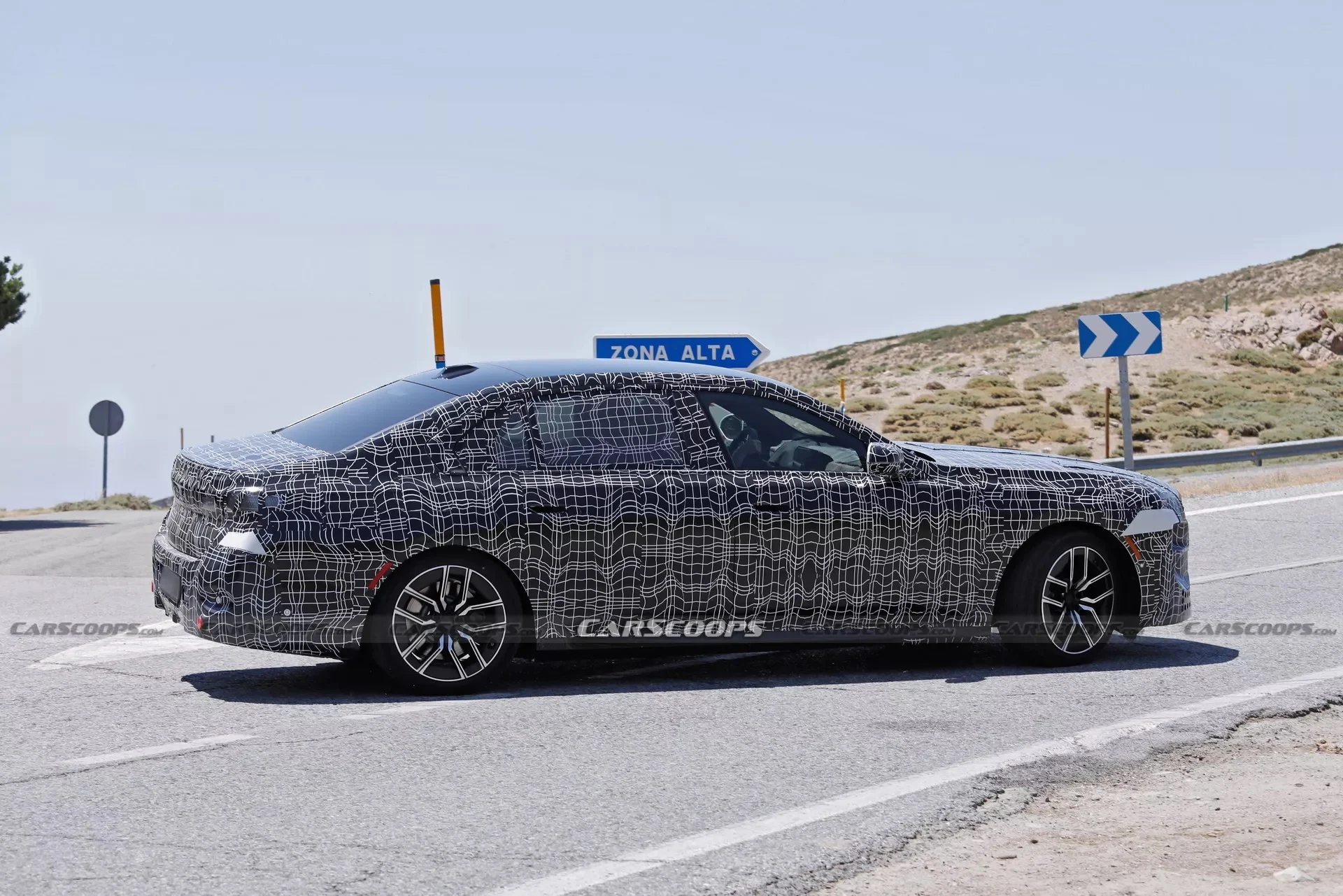 2026 BMW 7 Series, BMW LCI, luxury sedan, LED grille, digital cockpit, BMW China launch, automotive facelift, Mercedes S-Class competition 6