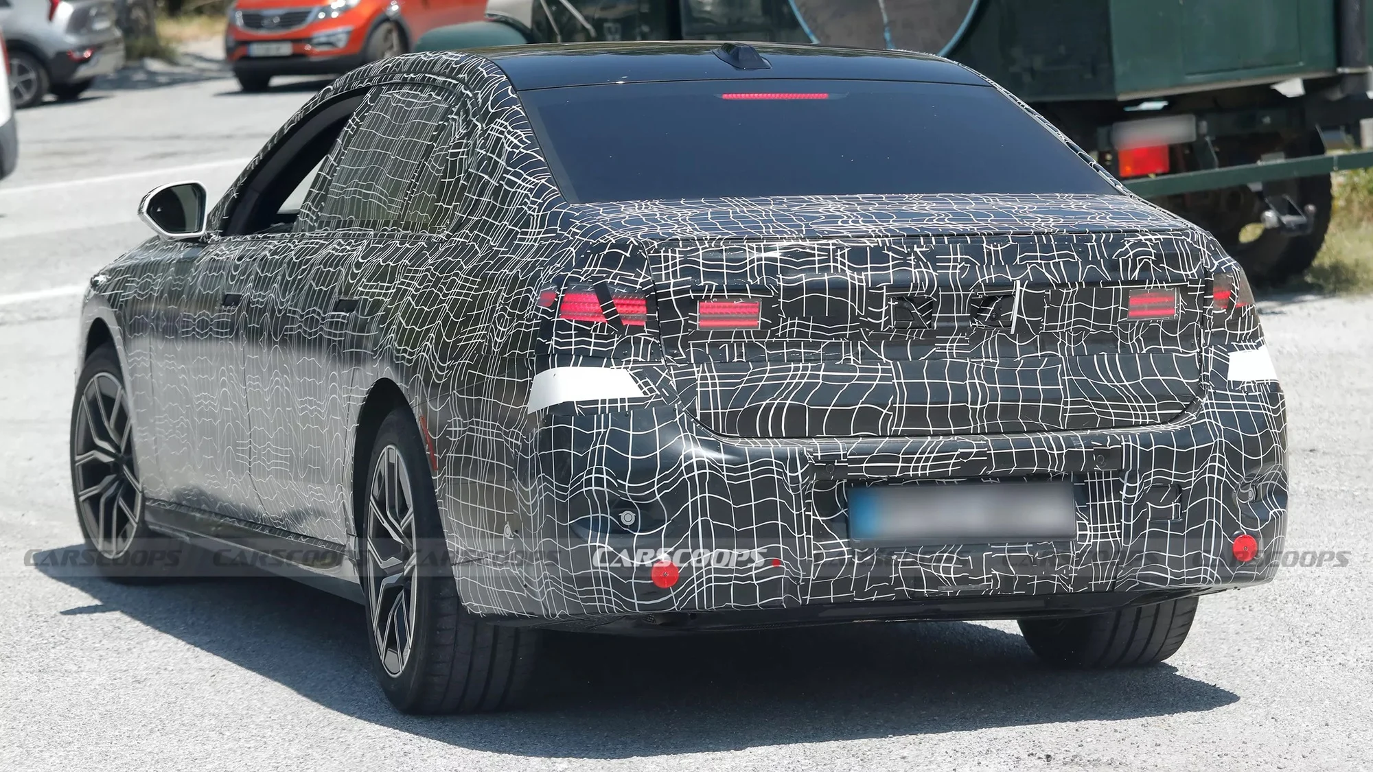 2026 BMW 7 Series, BMW LCI, luxury sedan, LED grille, digital cockpit, BMW China launch, automotive facelift, Mercedes S-Class competition 5