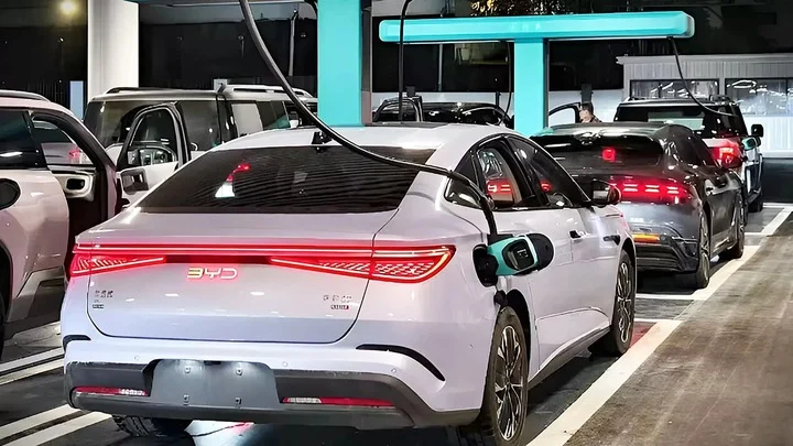 BYD flash charge, ultra-fast EV charging, 1500 kW charger, electric vehicle charging station, megawatt charging, Shenzhen EV test, EV infrastructure 2