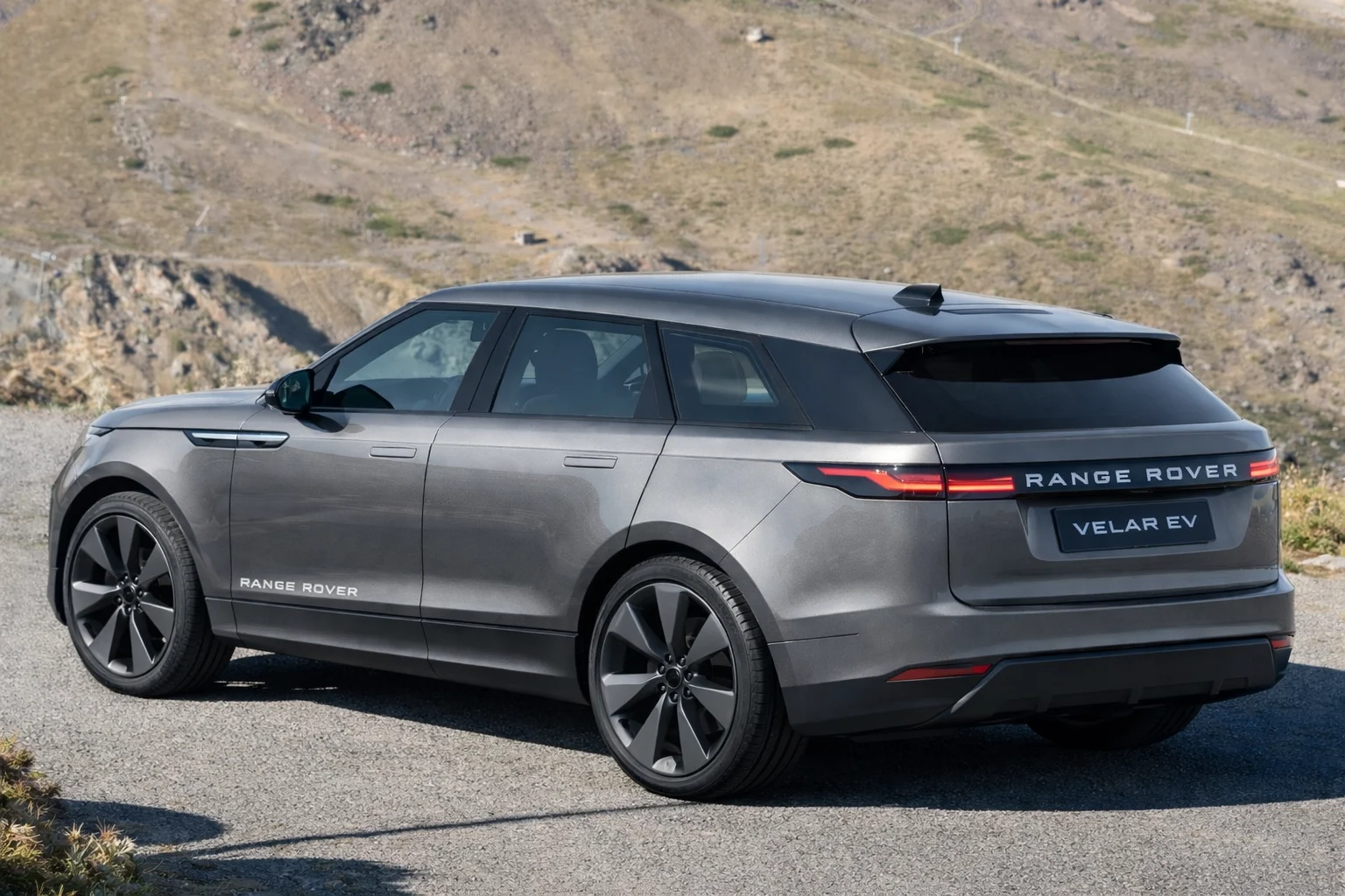 Range Rover Velar EV, electric SUV, 800V platform, Jaguar Land Rover, luxury electric vehicle, Porsche Macan EV, EV battery range 7