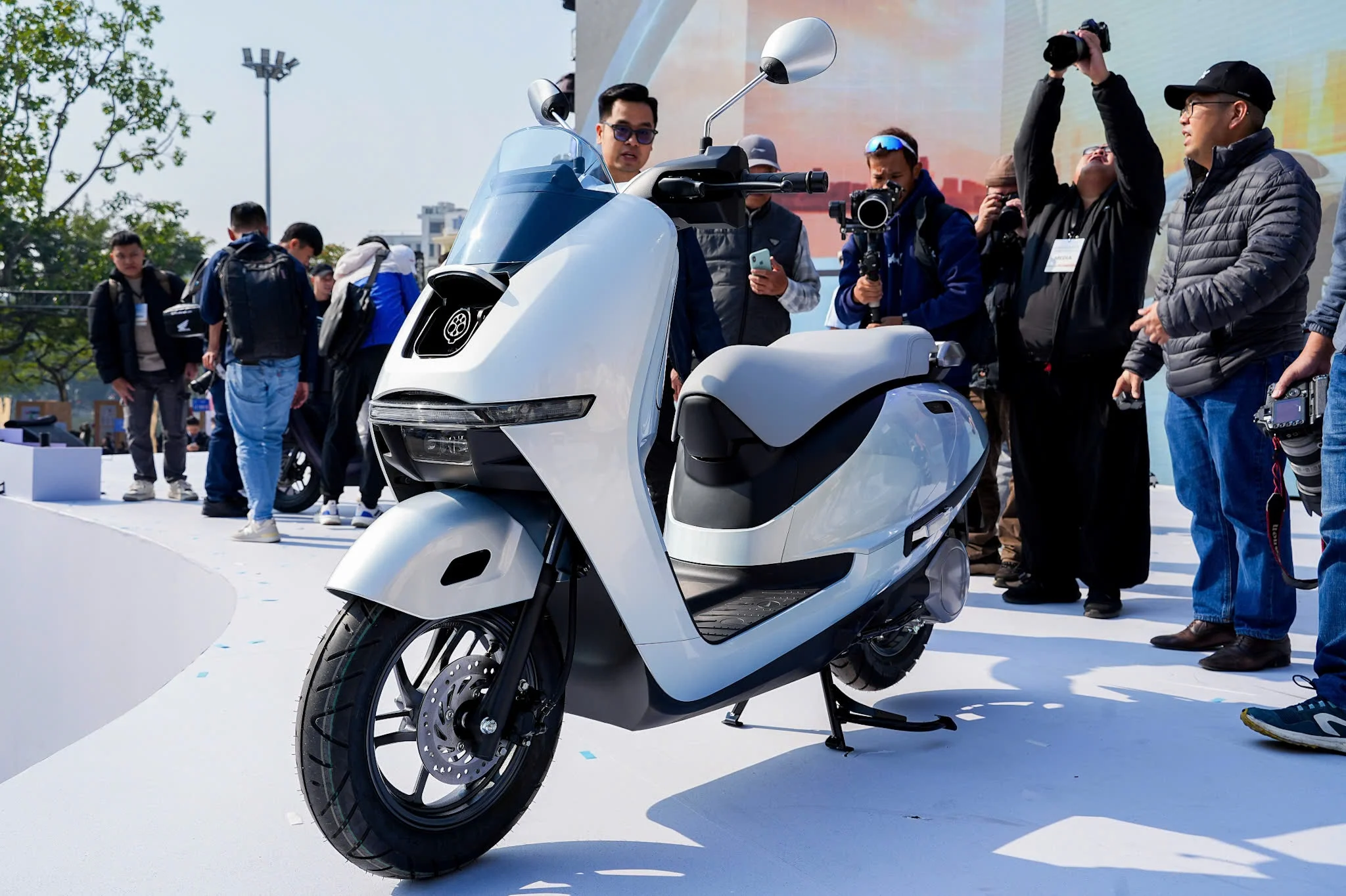 Honda motorcycle sales, Vietnam auto market, electric motorcycles, EV competition, Honda sales decline, automotive trends 2026, hybrid cars Vietnam 2