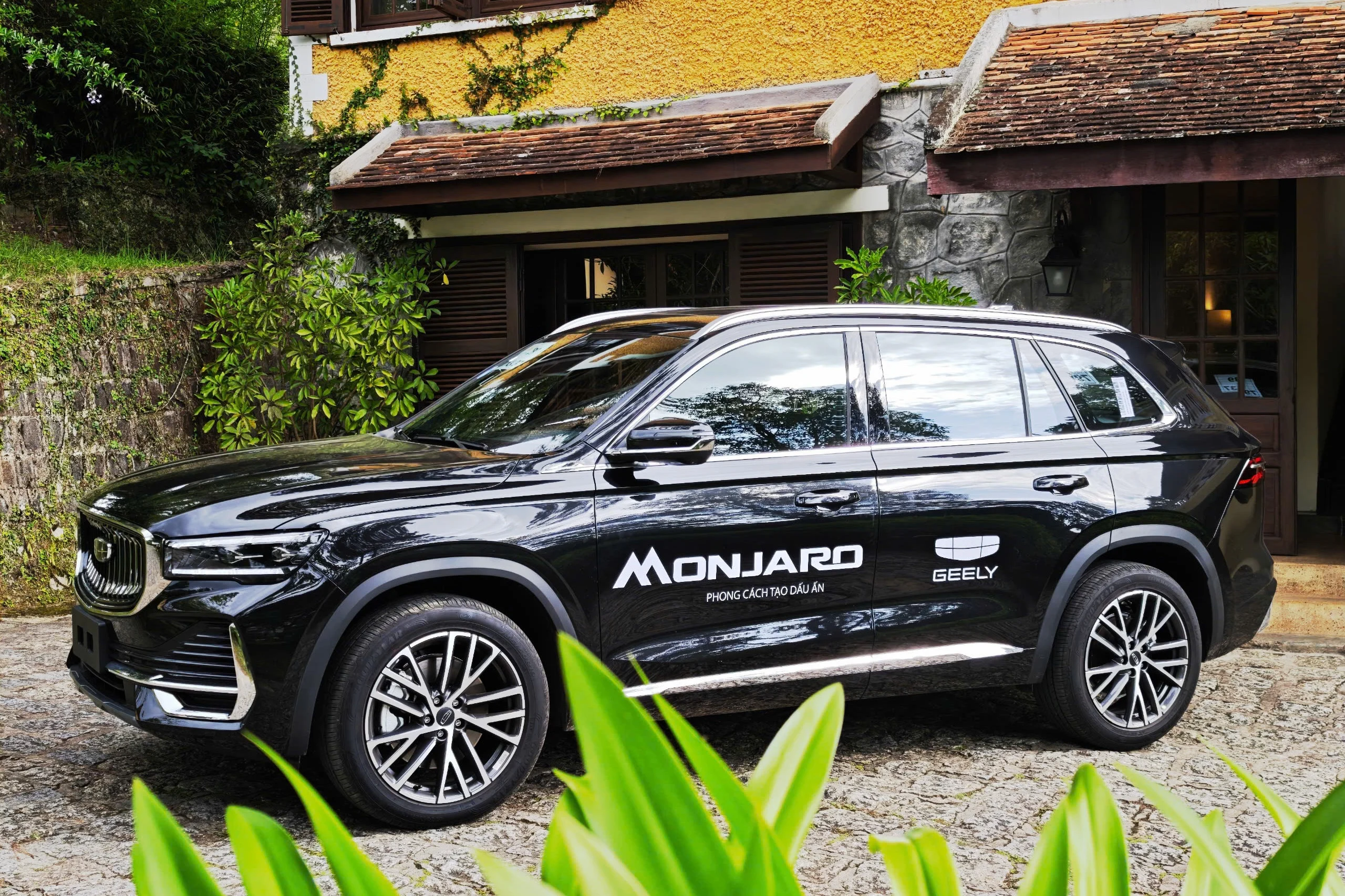 Chinese car discounts, March 2024 auto deals, BYD price cut, Geely promotions, MG cash rebate, Omoda Jaecoo offers, Vietnamese car market, electric vehicle incentives 5