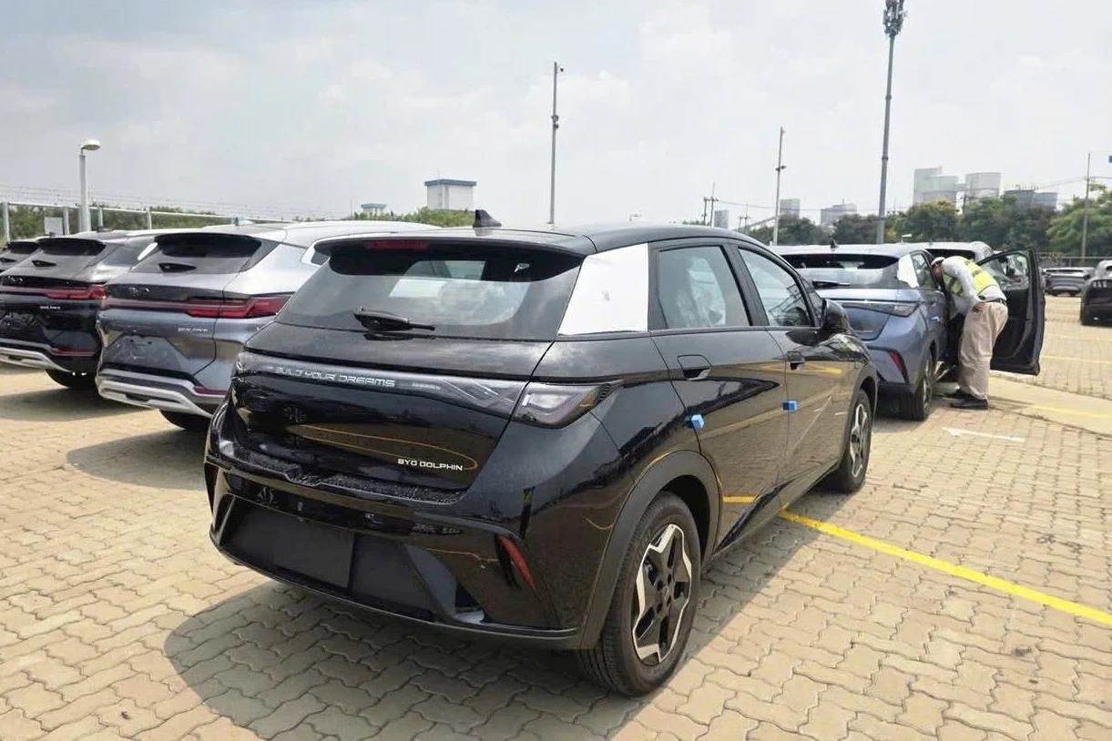 BYD Dolphin 2026, BYD electric hatchback, affordable EV Vietnam, Thai imported BYD, Blade battery, 400km EV range, electric car price drop 2