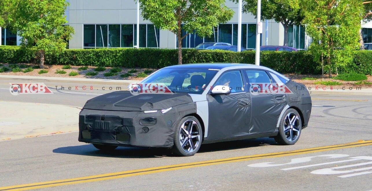 Hyundai Elantra interior, 2027 Hyundai Elantra, large touchscreen car, Android Automotive OS, digital dashboard, AI voice assistant, Software Defined Vehicle, Pleos Connect 4