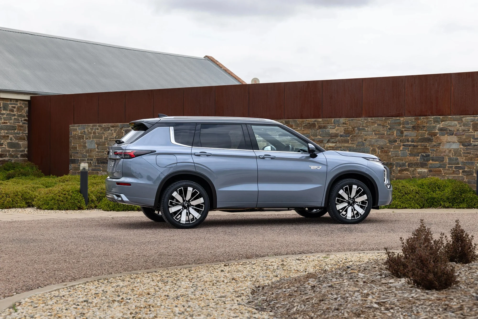 Outlander PHEV, 2026 Mitsubishi SUV, plug-in hybrid, electric range, battery upgrade, Australian car market, SUV price 9