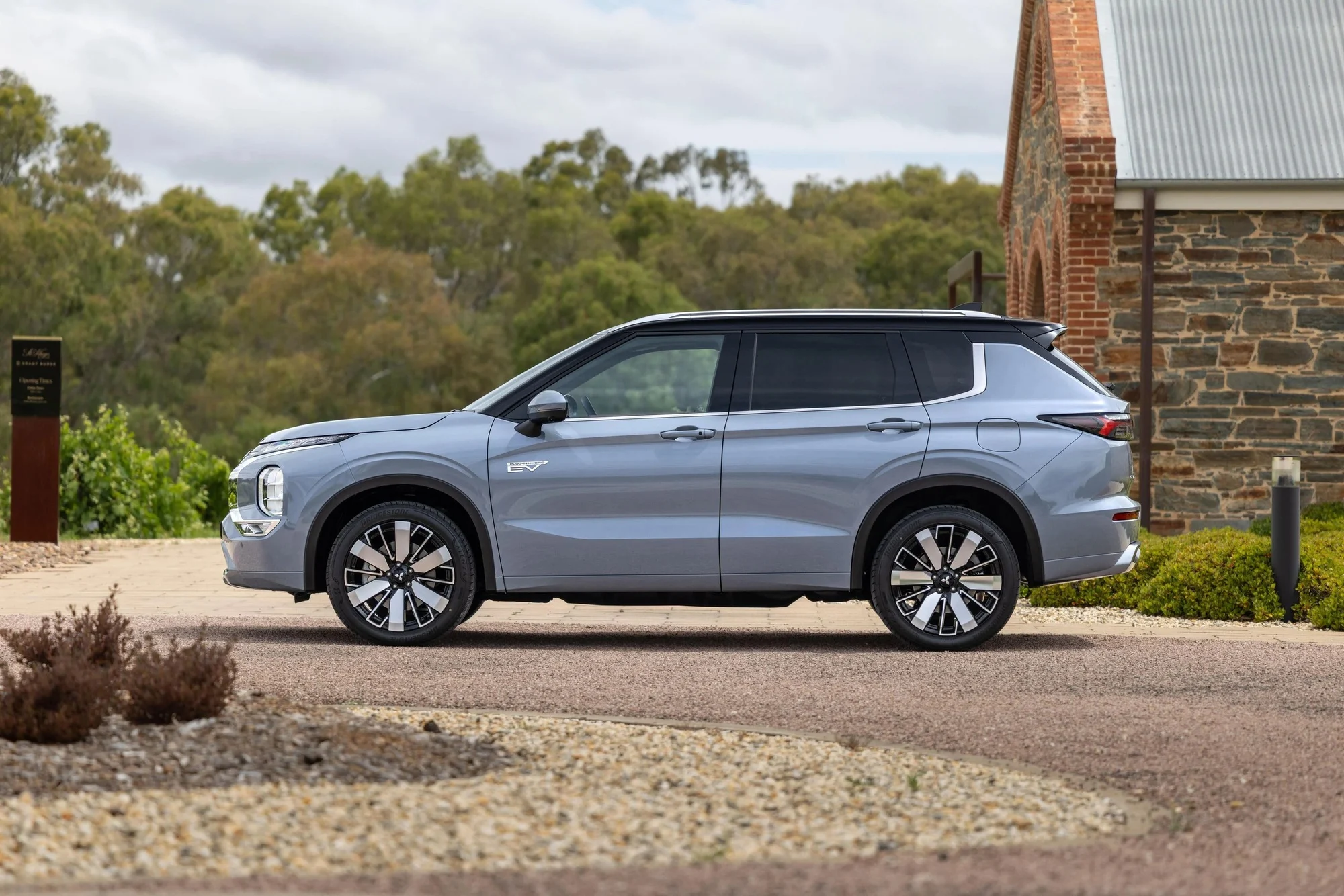 Outlander PHEV, 2026 Mitsubishi SUV, plug-in hybrid, electric range, battery upgrade, Australian car market, SUV price 8