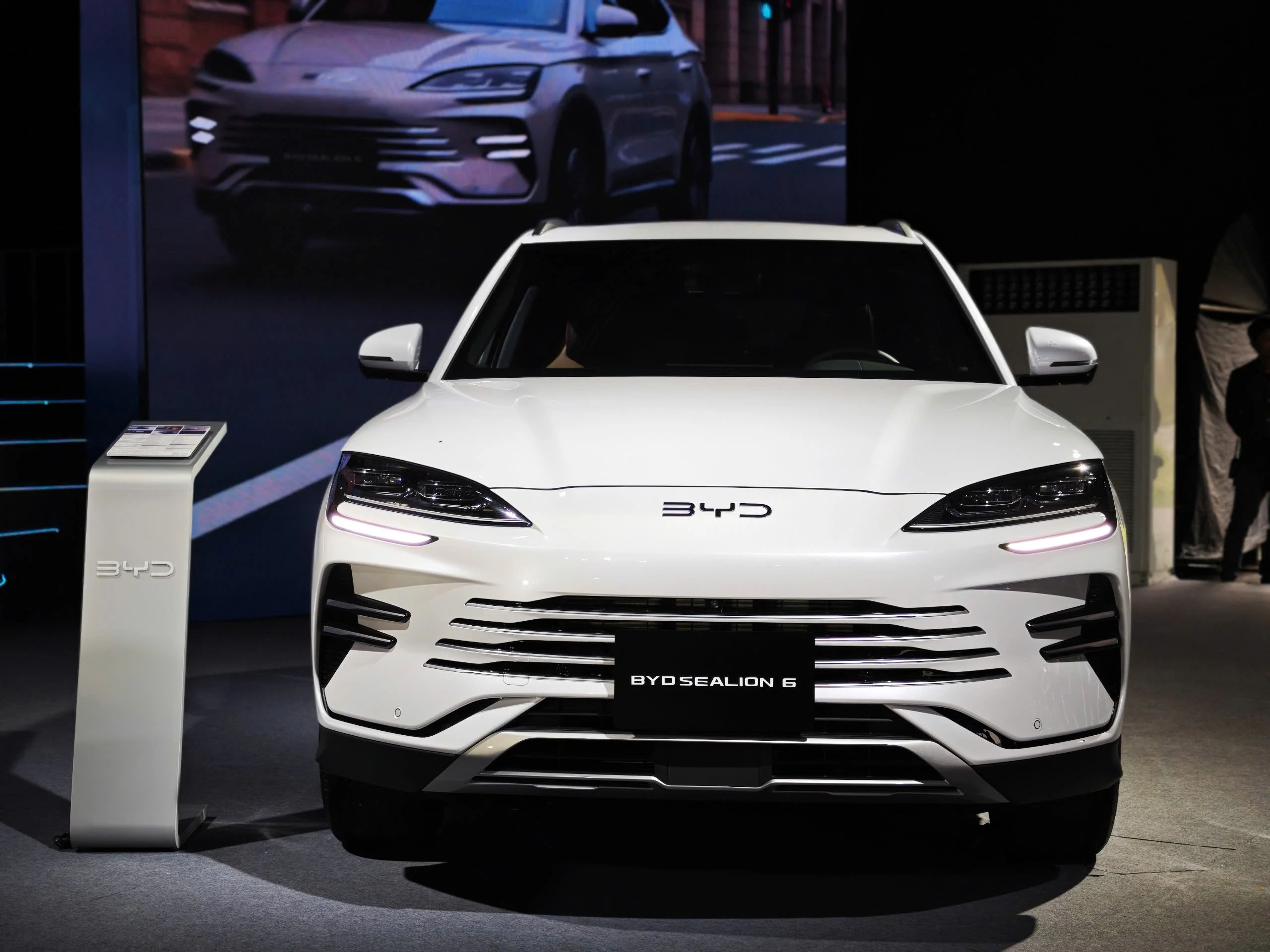Chinese car discounts, March 2024 auto deals, BYD price cut, Geely promotions, MG cash rebate, Omoda Jaecoo offers, Vietnamese car market, electric vehicle incentives 4