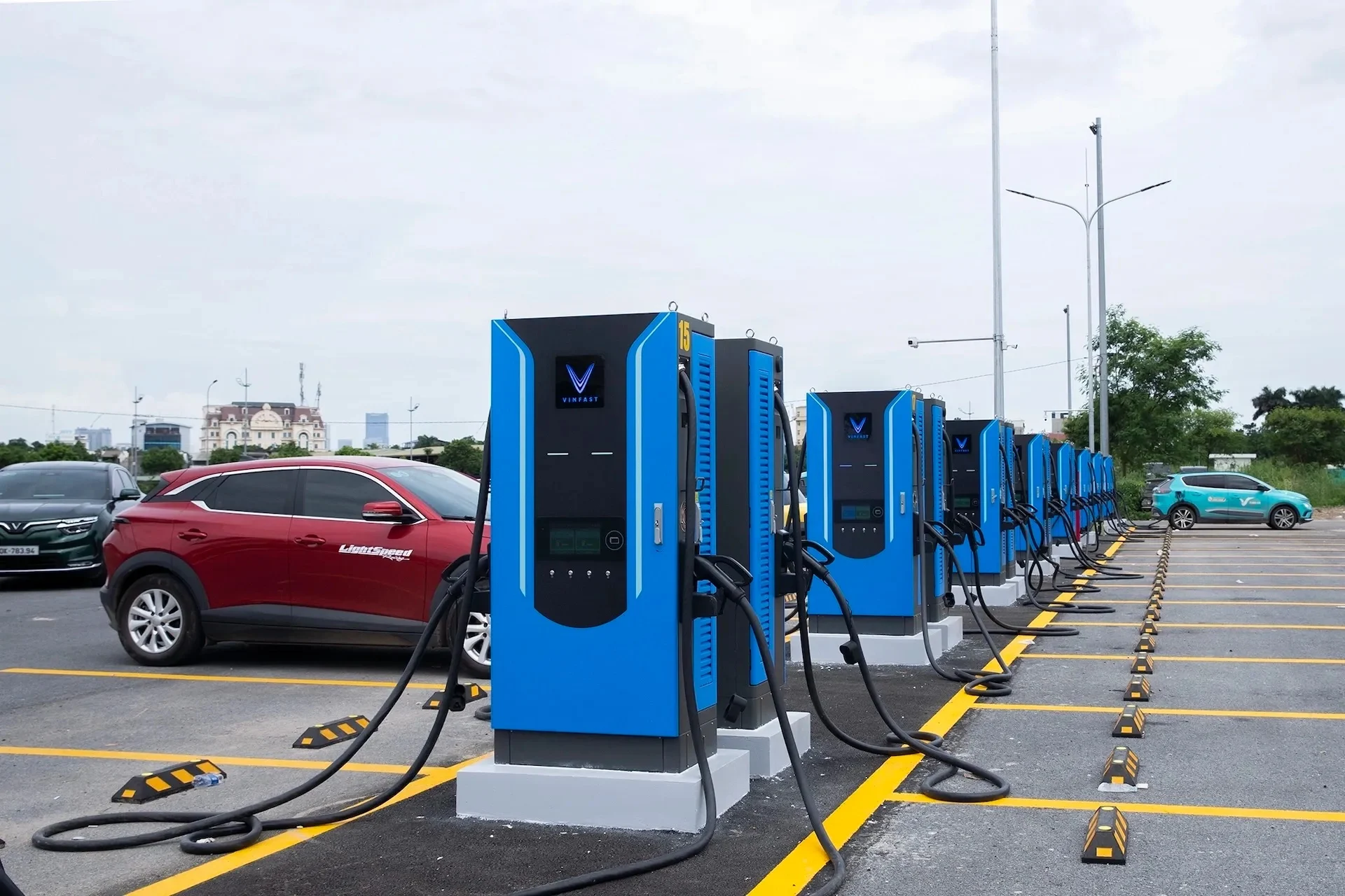 VinFast supercharging, electric vehicle fast charging, EV charging stations, V‑Green superchargers, Tesla Supercharger, BYD Flash Charging, NIO Power Charger, electric vehicle infrastructure 2