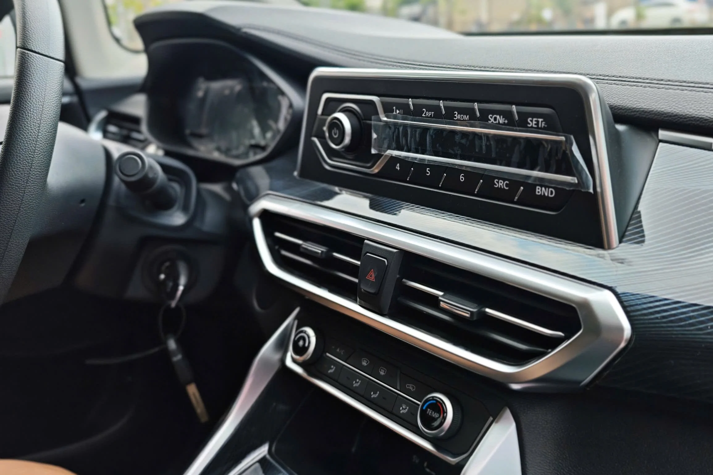 manual transmission cars, Vietnam taxi market, cheap sedan, ride-hailing vehicles, manual gearbox, affordable MPV, low-cost car fleet 6