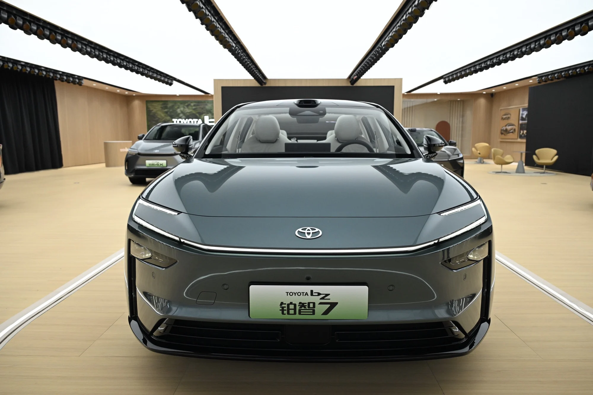 Toyota bZ7, electric sedan, luxury EV, Huawei HarmonyOS, Xiaomi ecosystem, 700 km range, electric vehicle Vietnam 2