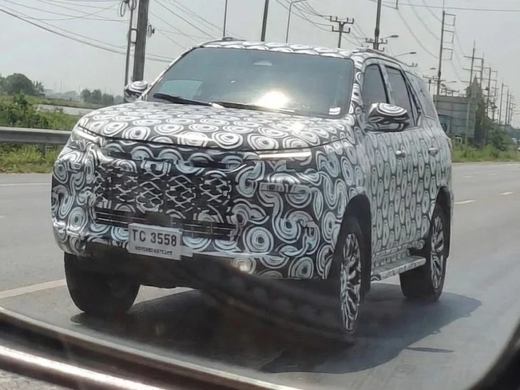 Toyota Fortuner 2026, SUV leak, LED front design, Prado interior, mild hybrid SUV, Ford Everest competitor, Hilux-inspired design, 2026 SUV release 4
