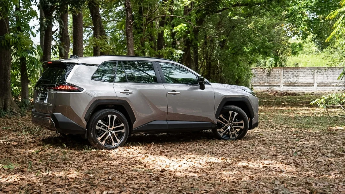 2026 Toyota RAV4, Toyota RAV4 Philippines, hybrid SUV, RAV4 price Vietnam, crossover SUV, Honda CR-V competition, Toyota Safety Sense 9