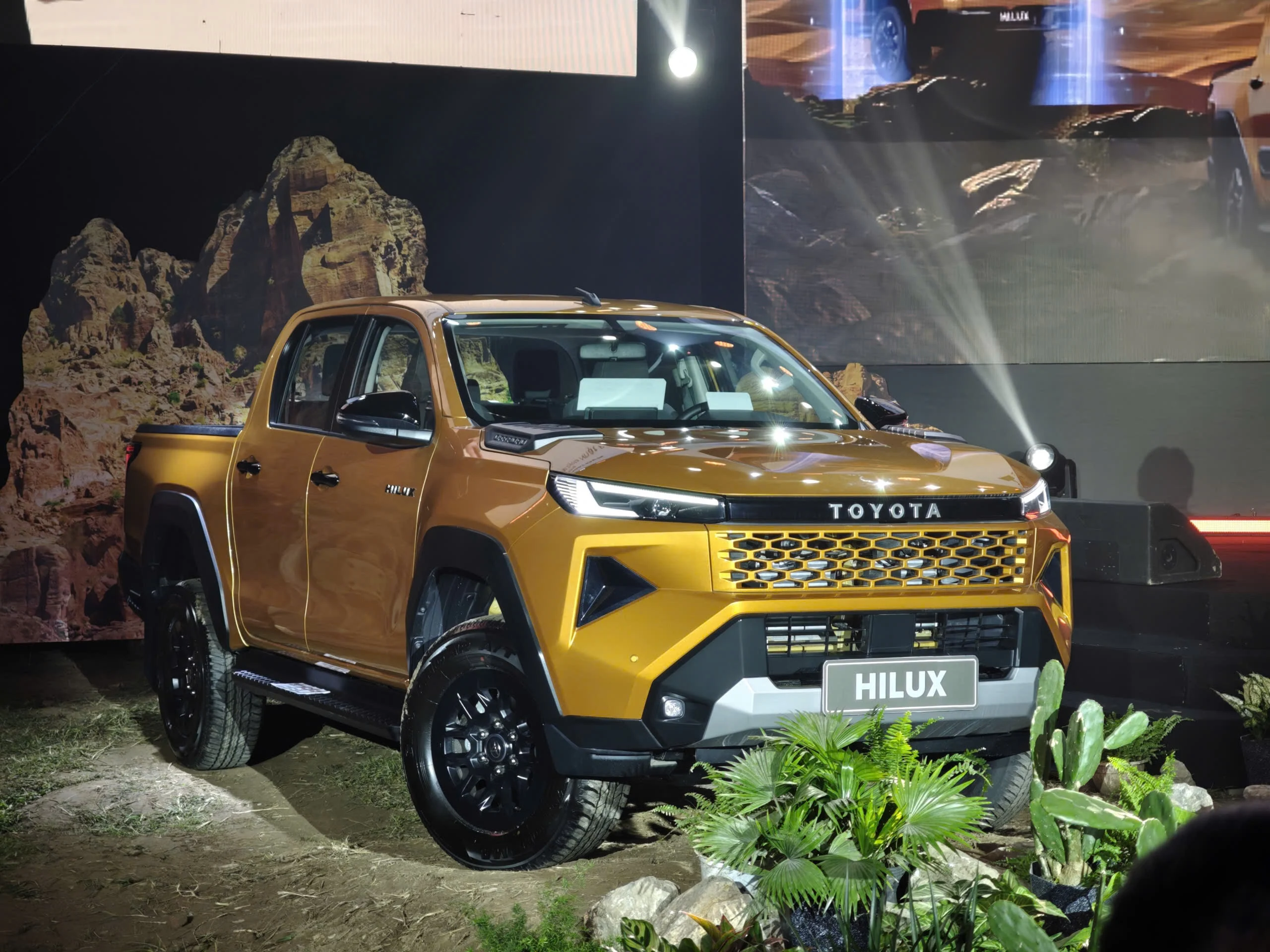 Toyota Hilux 2026, Ford Ranger Vietnam, pickup truck sales Vietnam, Toyota Hilux specifications, Vietnam automotive market, pickup truck comparison, Toyota Hilux new model 8