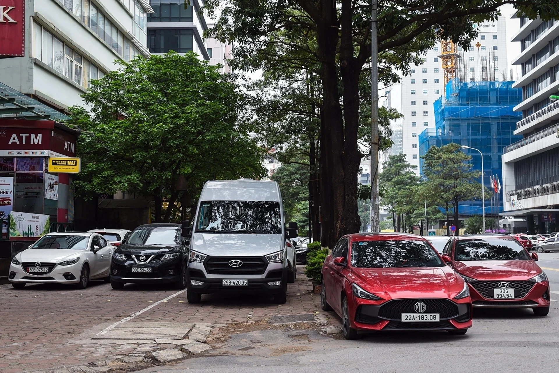 sidewalk parking, road shoulder parking, 2024 traffic law, legal parking distance, parking sign 408a, vehicle suspension damage, urban parking rules 3