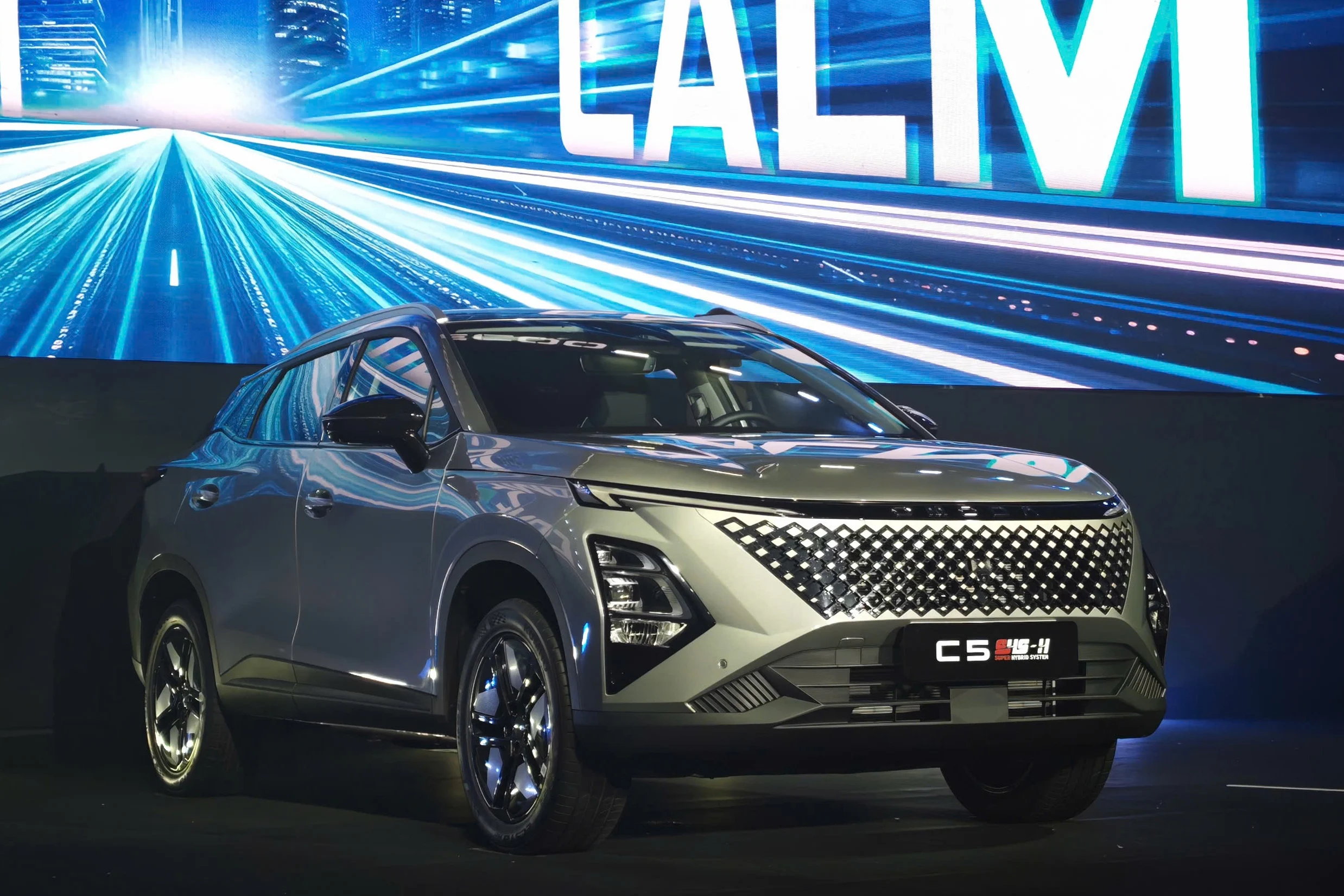 car promotions Vietnam, free fuel car deals, Omoda C5 SHS-H, Mitsubishi fuel vouchers, Volkswagen Vietnam, automotive marketing trends 3