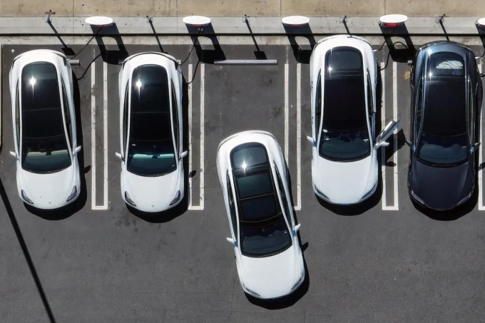 Tesla, BYD, global EV sales, electric vehicle market, BEV vs PHEV, Tesla Model Y, EV industry trends 2