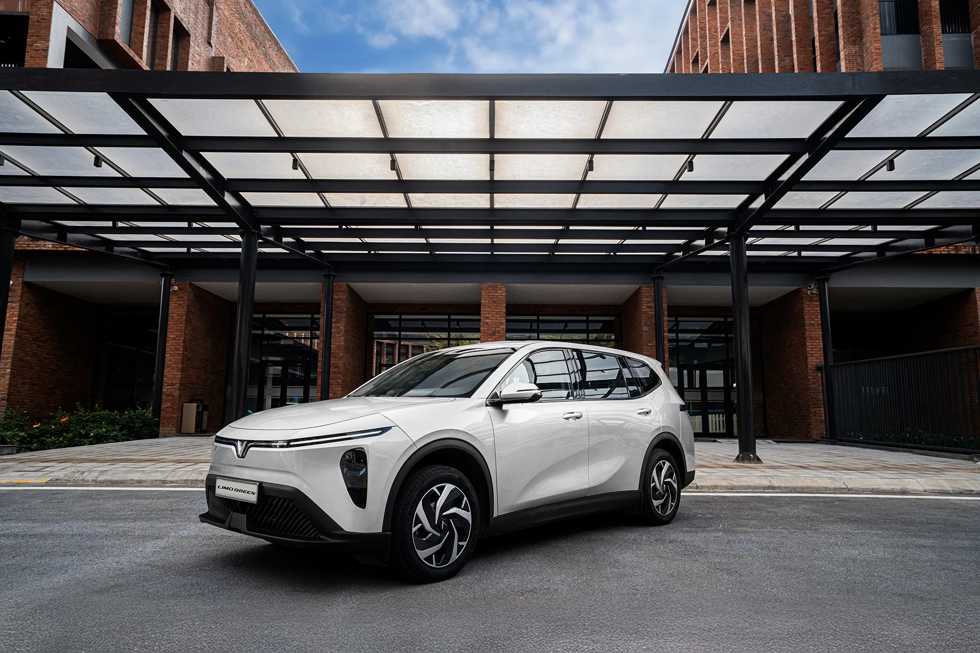 VinFast, Vietnam auto market, electric vehicles Vietnam, VAMA sales, EV market share, automotive trends Vietnam 6