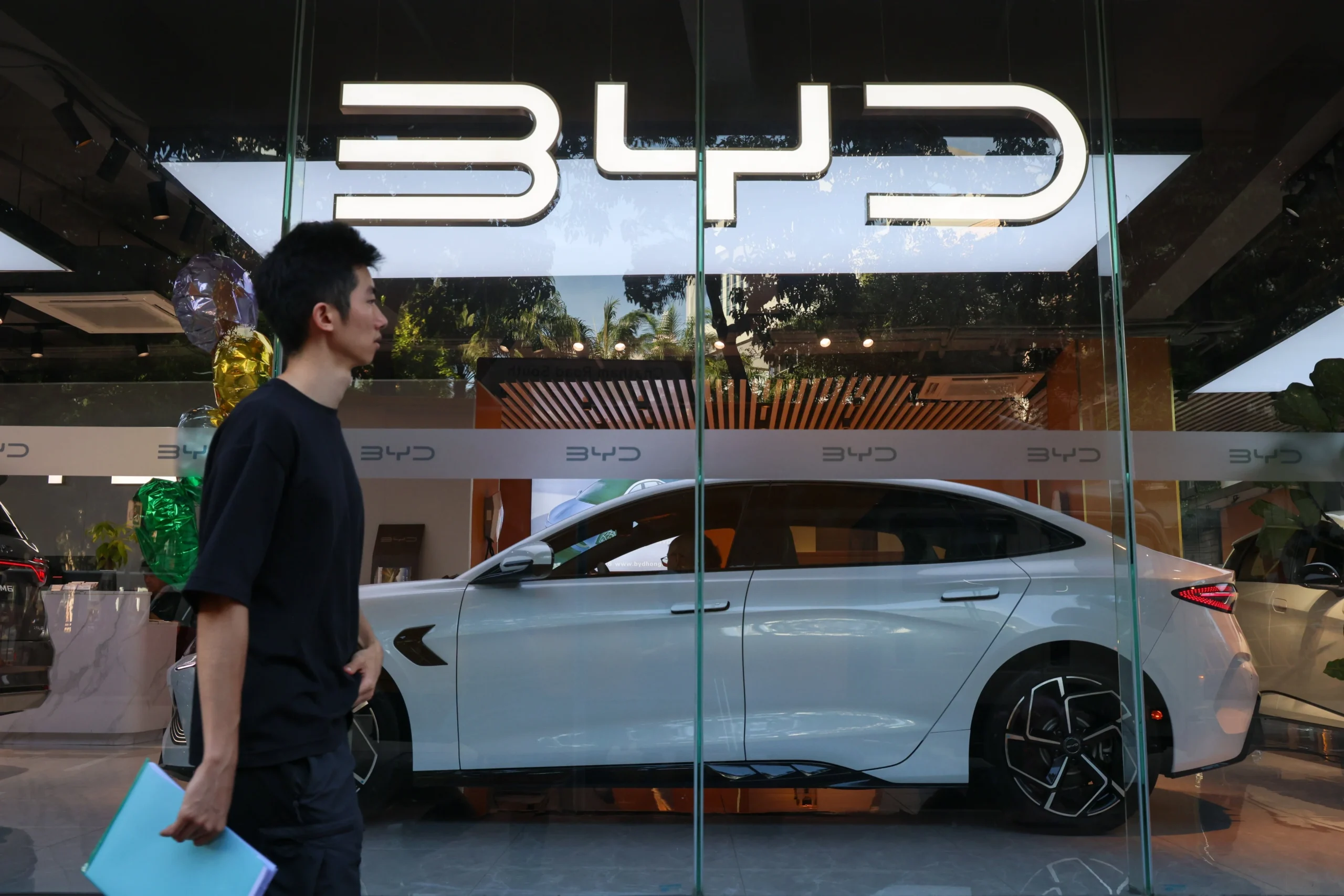 BYD profit decline, electric vehicle market, EV price competition, BYD 2025 results, Chinese EV manufacturers, BYD international expansion, EV industry outlook 4