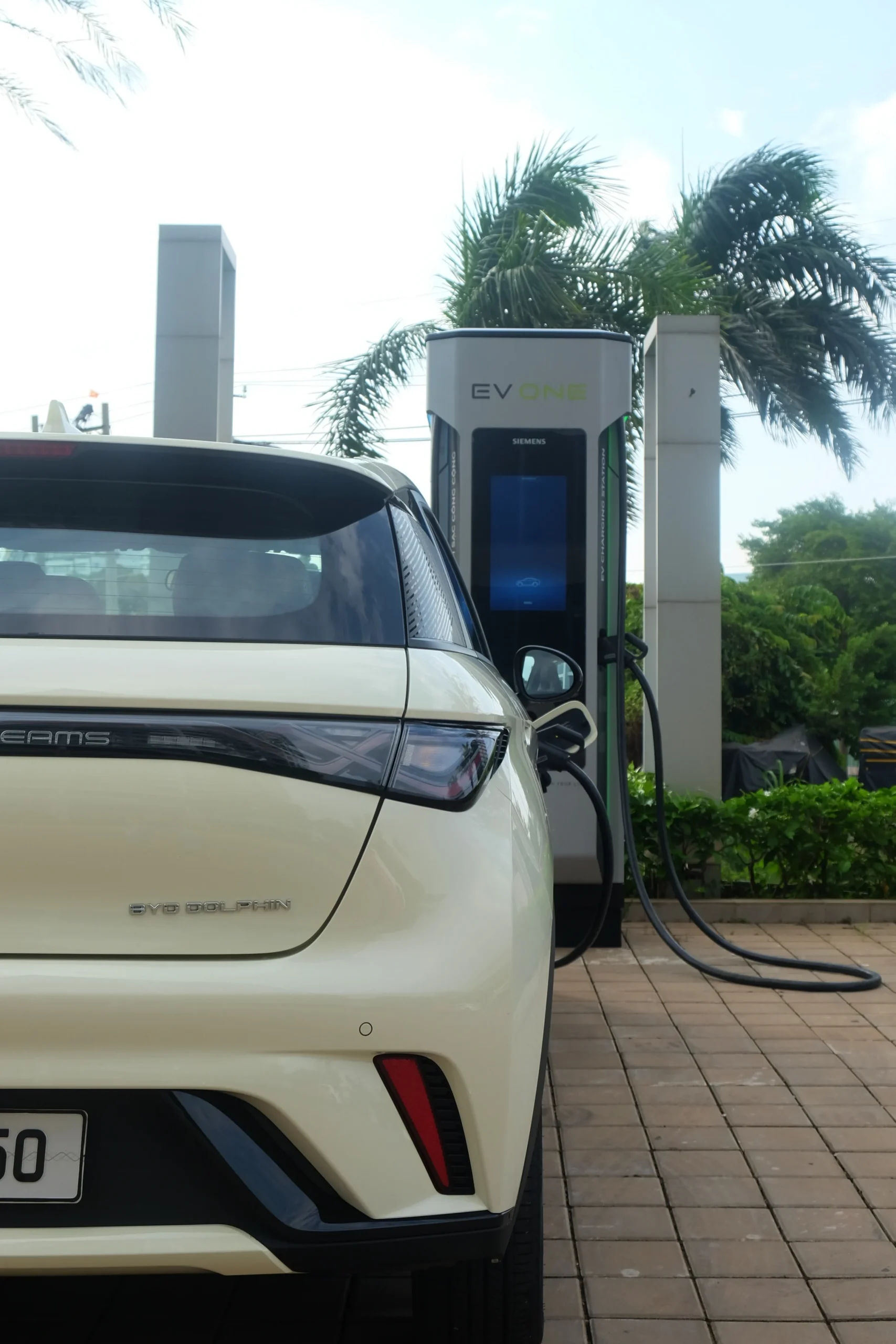 EV charging infrastructure Vietnam, electric vehicle alliances, Vietnam EV market, foreign EV brands, EV charging networks, sustainable transport Vietnam 3
