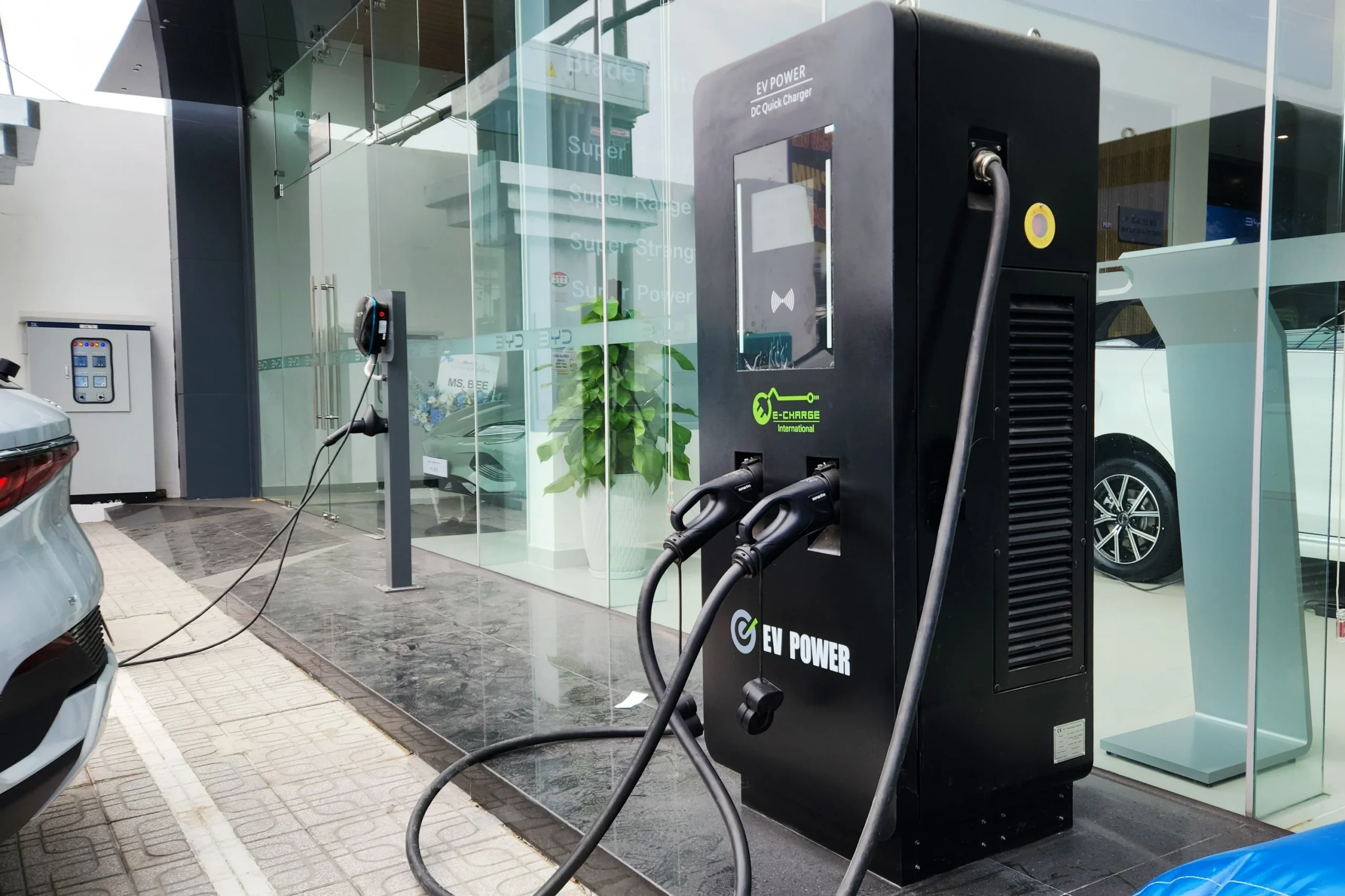 EV charging infrastructure Vietnam, electric vehicle alliances, Vietnam EV market, foreign EV brands, EV charging networks, sustainable transport Vietnam 4