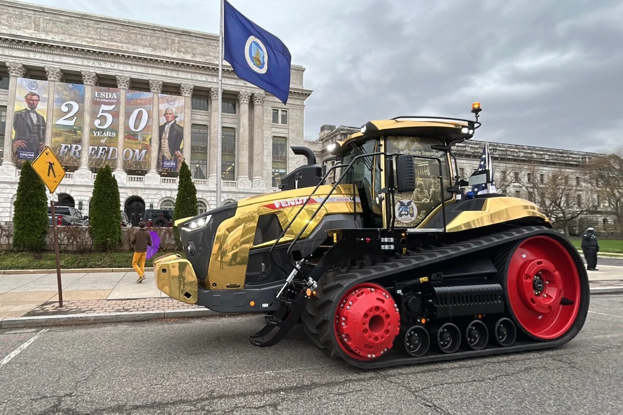 Gold-plated Fendt tractor, Donald Trump, AGCO, Fendt 1167 Vario MT, American farmers, agricultural technology, White House event 7