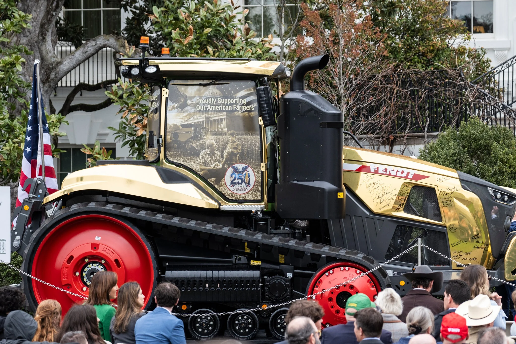 Gold-plated Fendt tractor, Donald Trump, AGCO, Fendt 1167 Vario MT, American farmers, agricultural technology, White House event 6