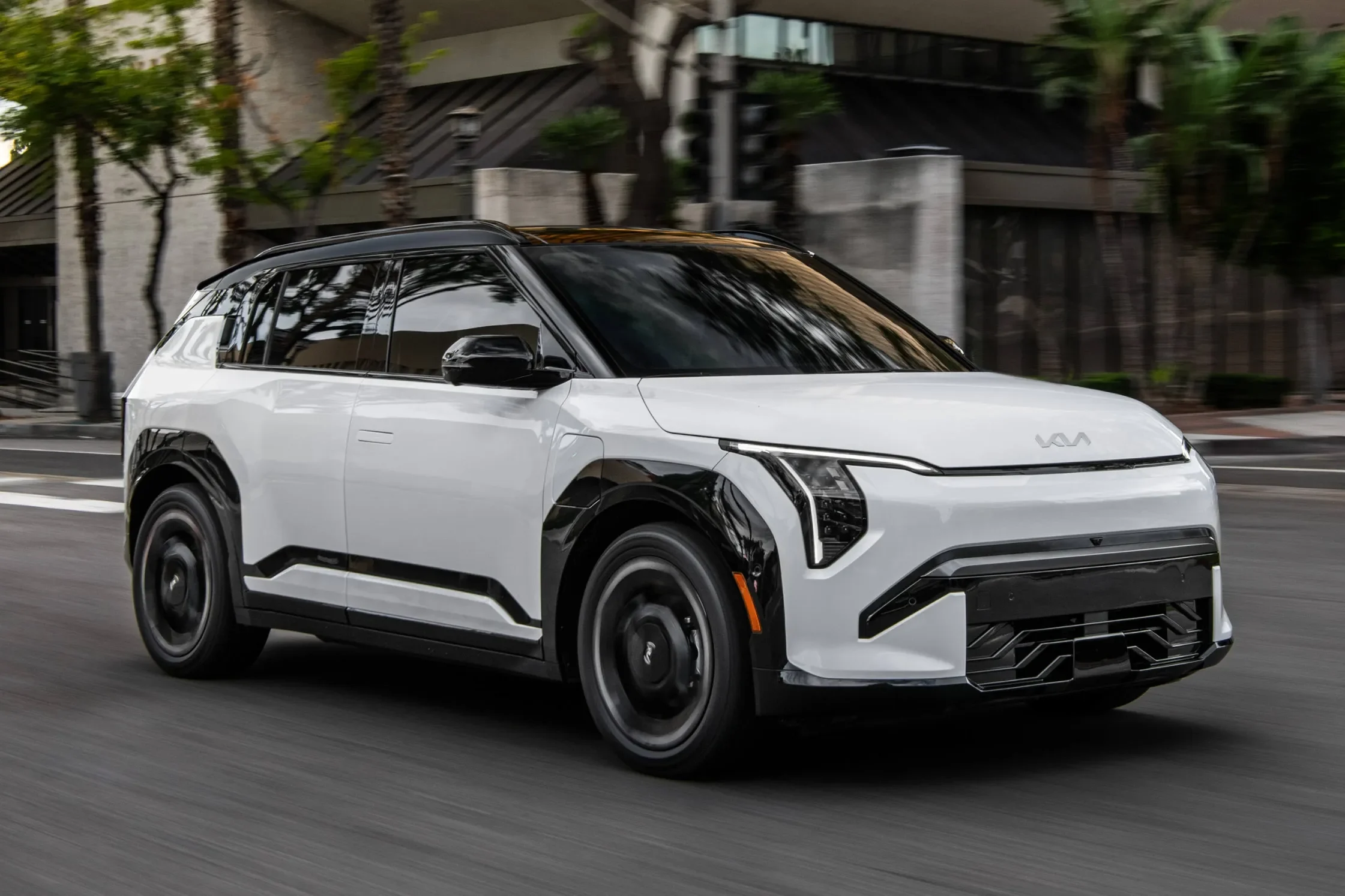 US EV market, electric vehicle sales, New York Auto Show, affordable EVs, EV tax credits, hybrid cars, automotive trends 2