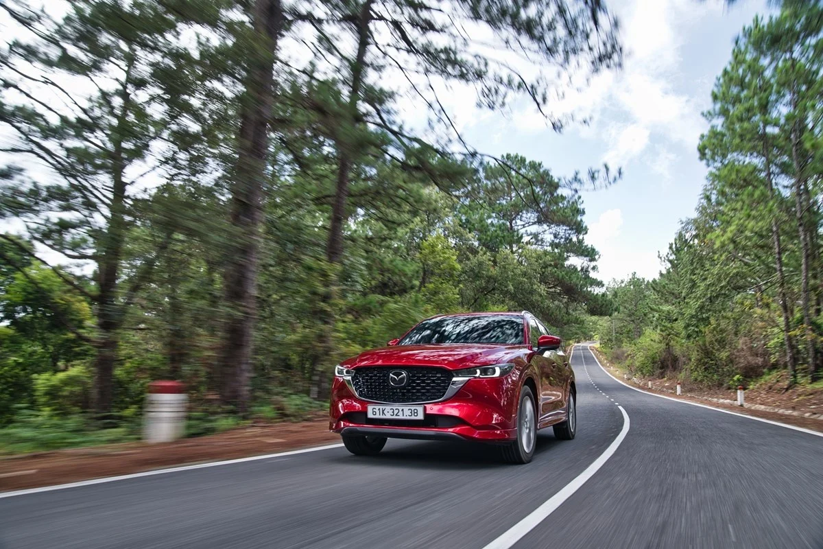 Mazda CX-5 budget version, Mazda CX-5 Vietnam price, affordable C-SUV, Mazda 2.0L Deluxe, Mazda CX-5 specifications, Vietnam car market 2