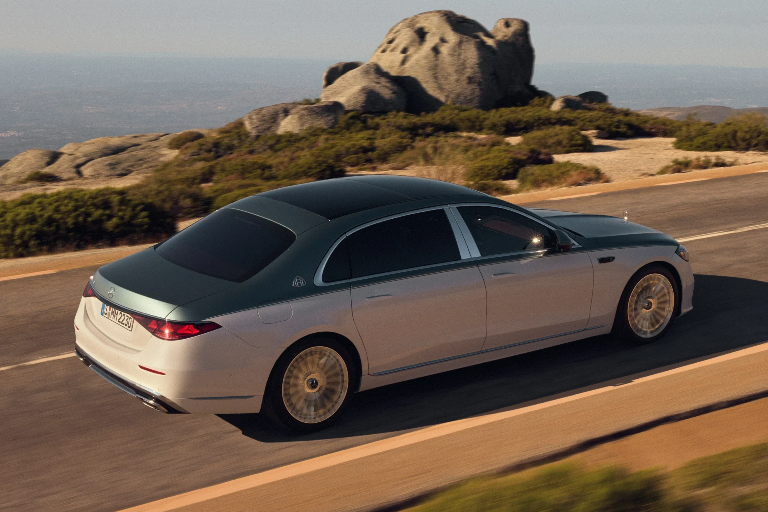 Mercedes-Maybach S-Class, 2026 facelift, luxury sedan, Maybach custom options, MBUX Superscreen, hybrid luxury car, V12 Maybach, premium automotive 14